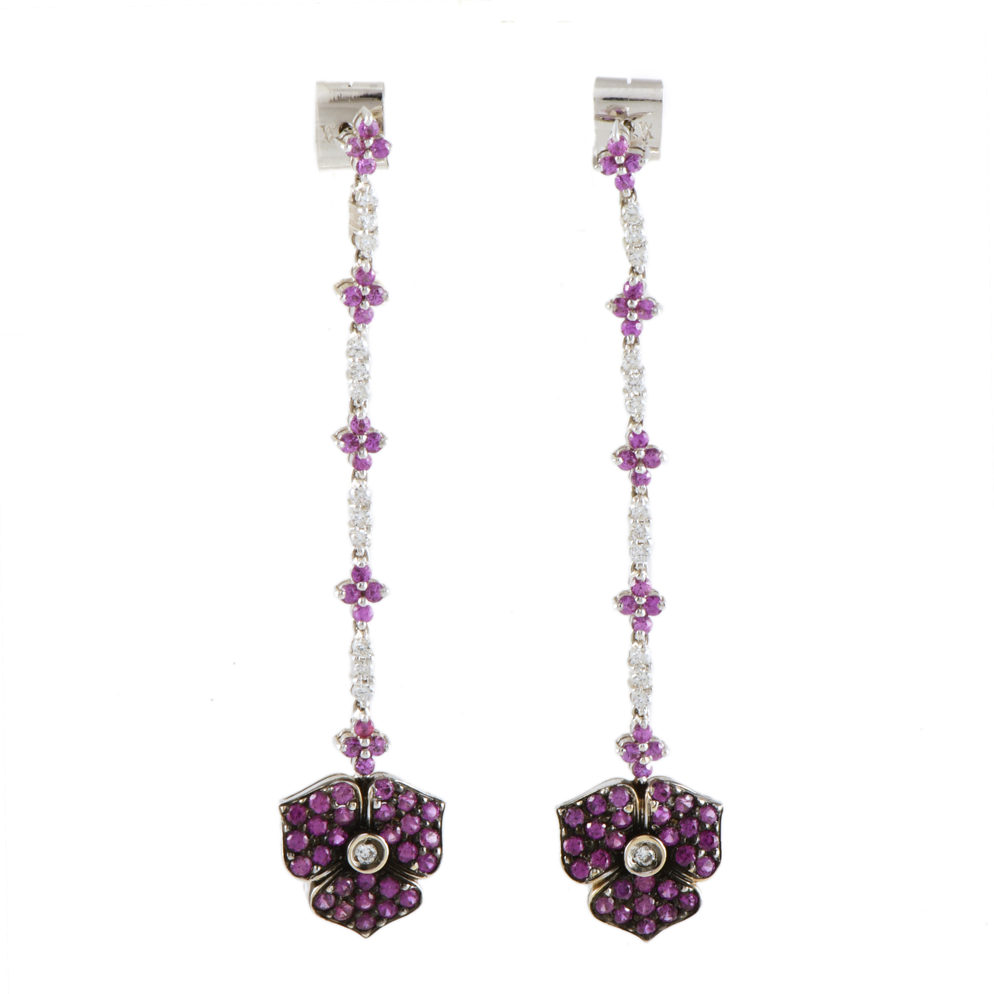 Pendientes largos en forma de flor con diamantes rosas.