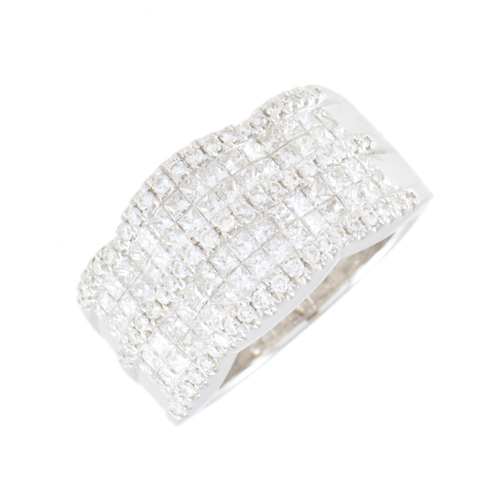 Anillo ancho con diamantes.