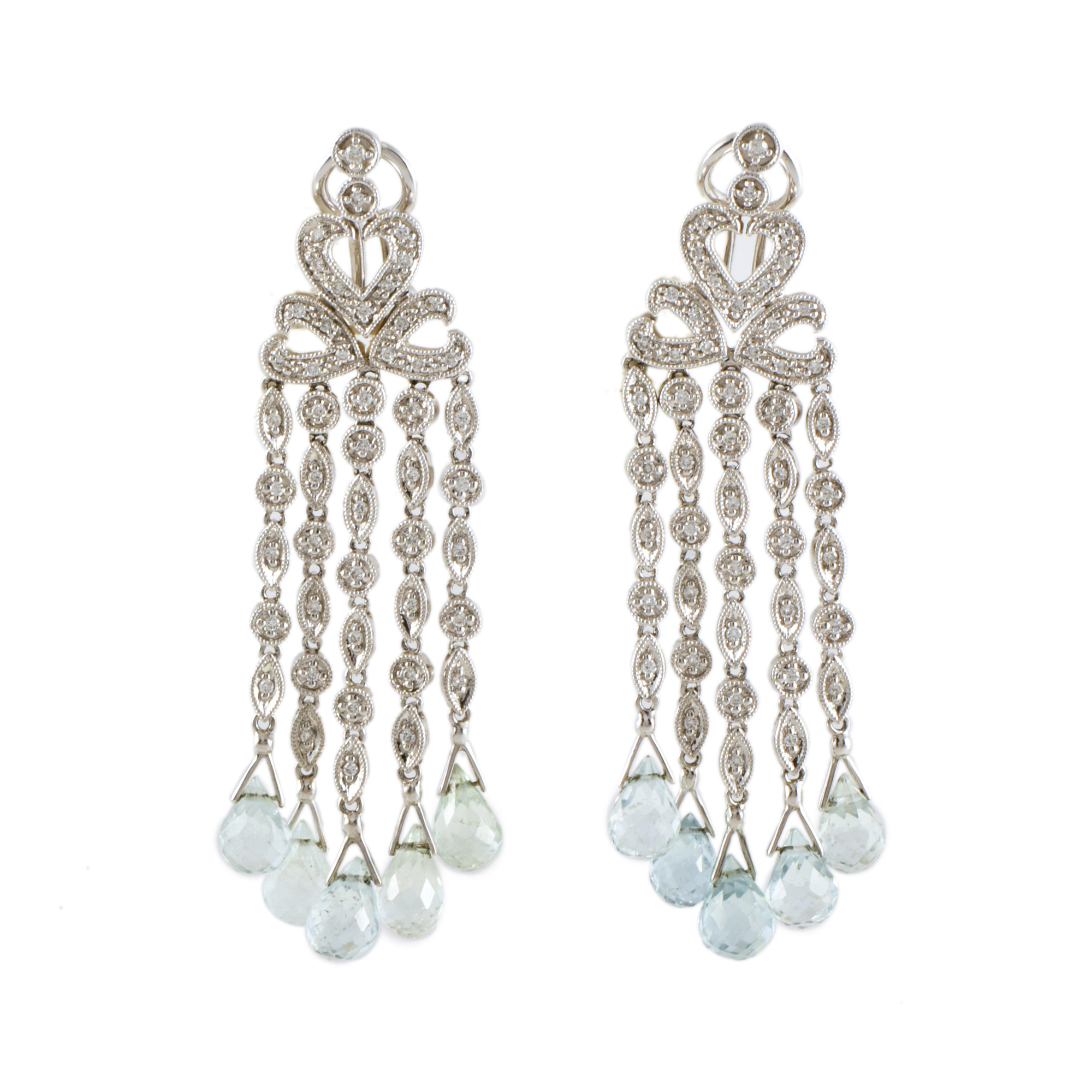 Pendientes largos estilo girandole con diamantes.