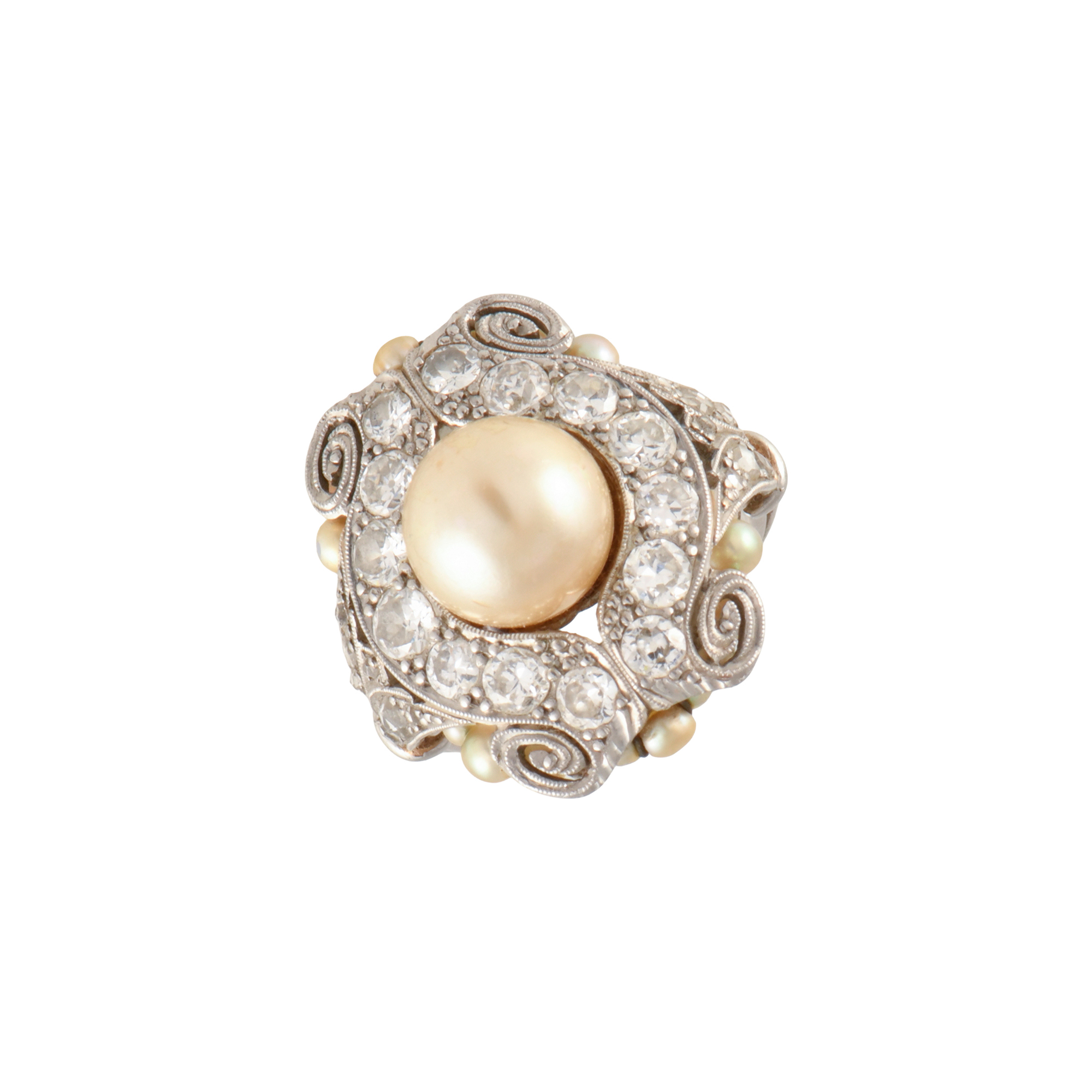 Noucentista ring with diamonds and a central pearl.
