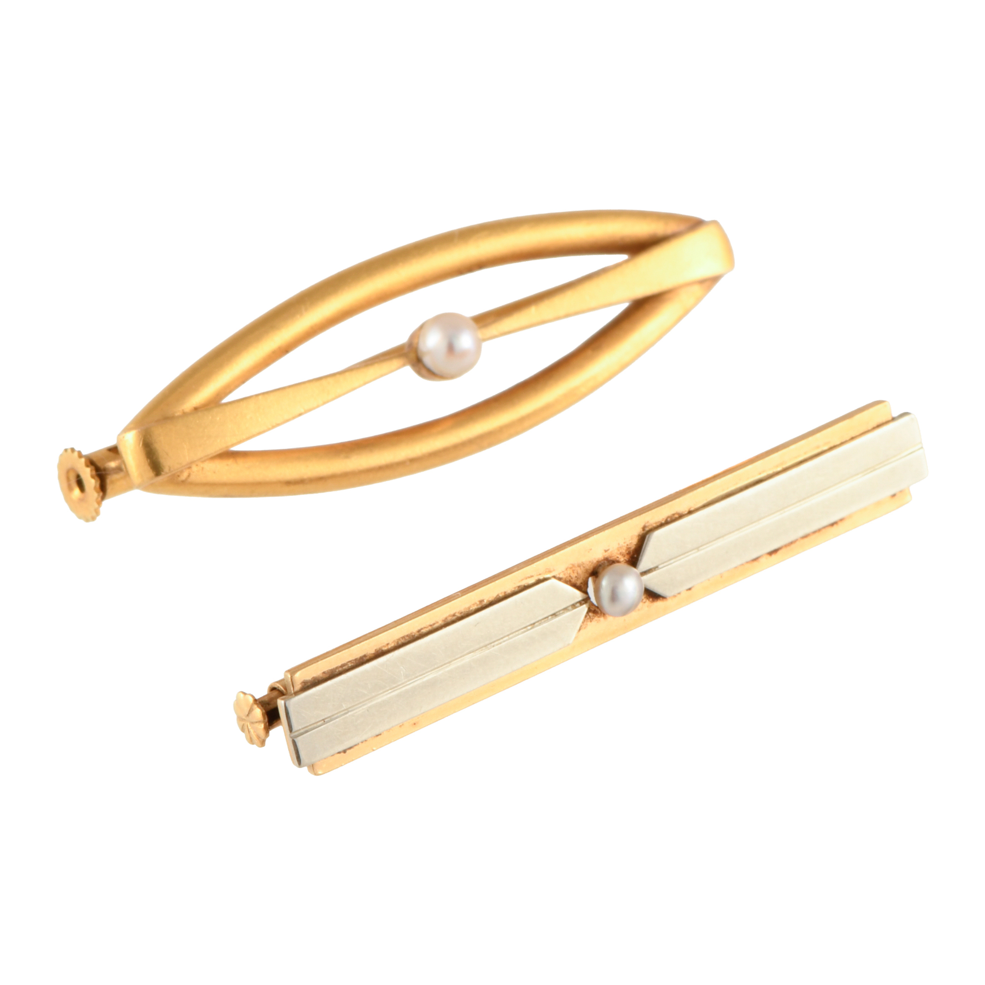 Pair or brooches with pearl.