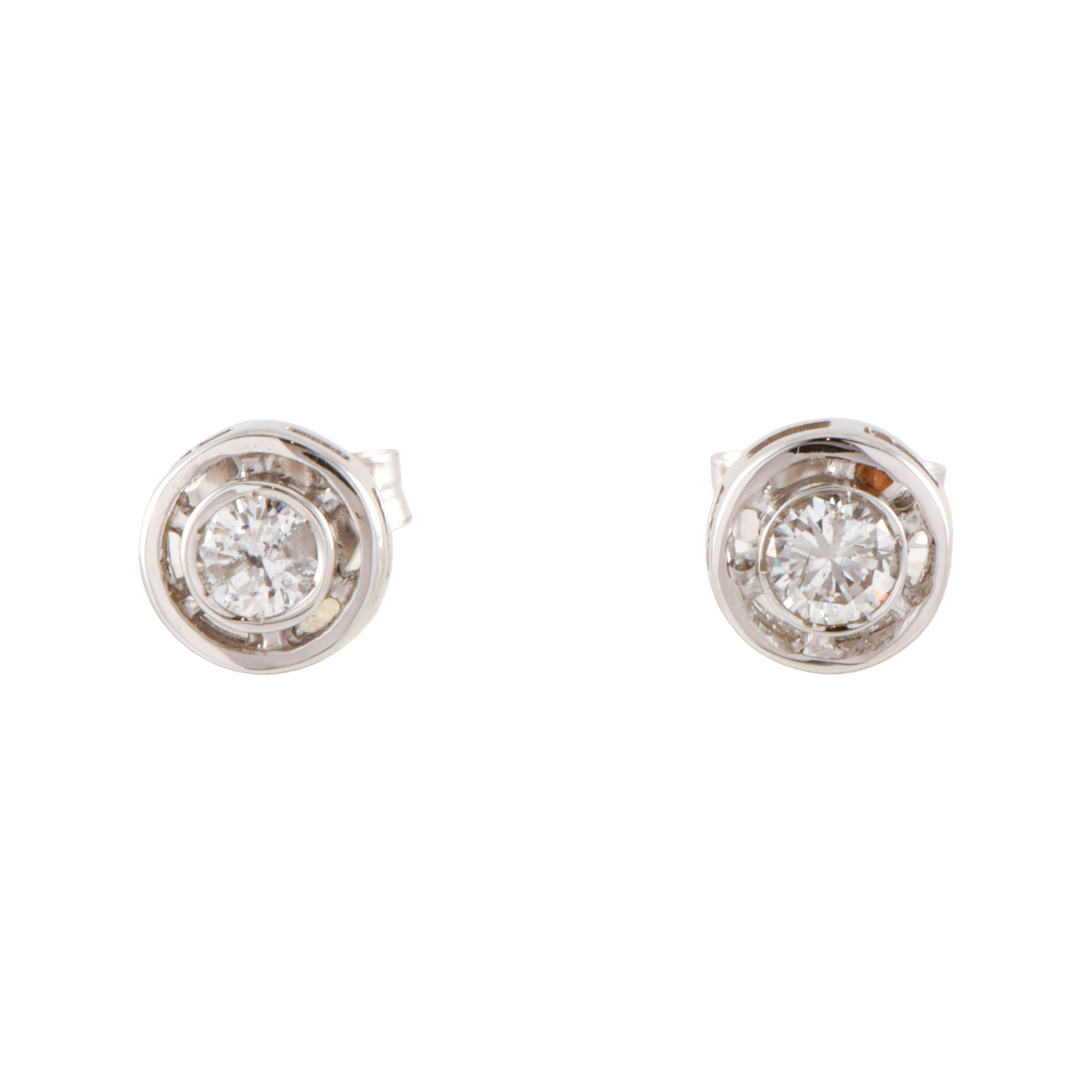 Pendientes con chatón de diamantes.