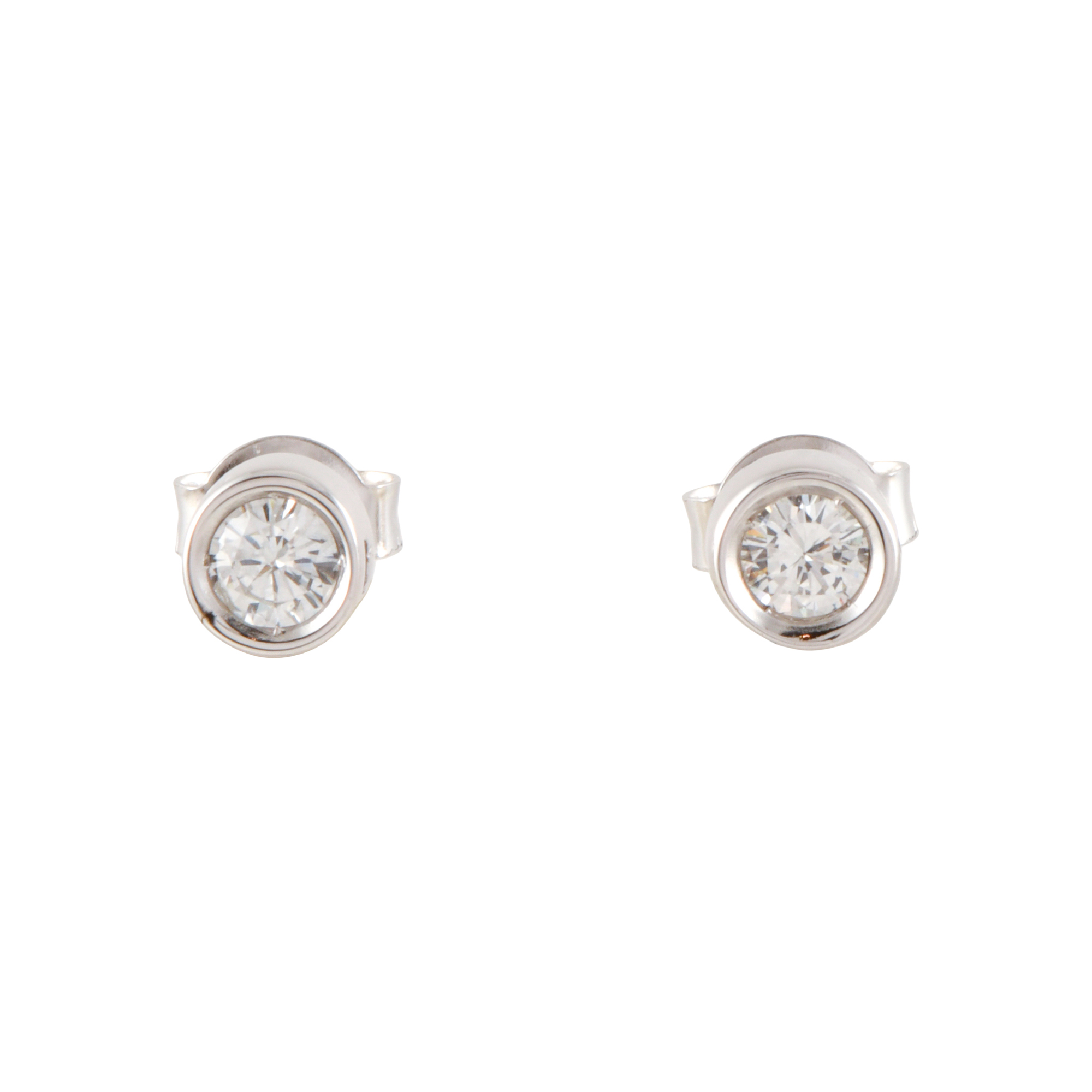 Pendientes con chatón de diamantes.