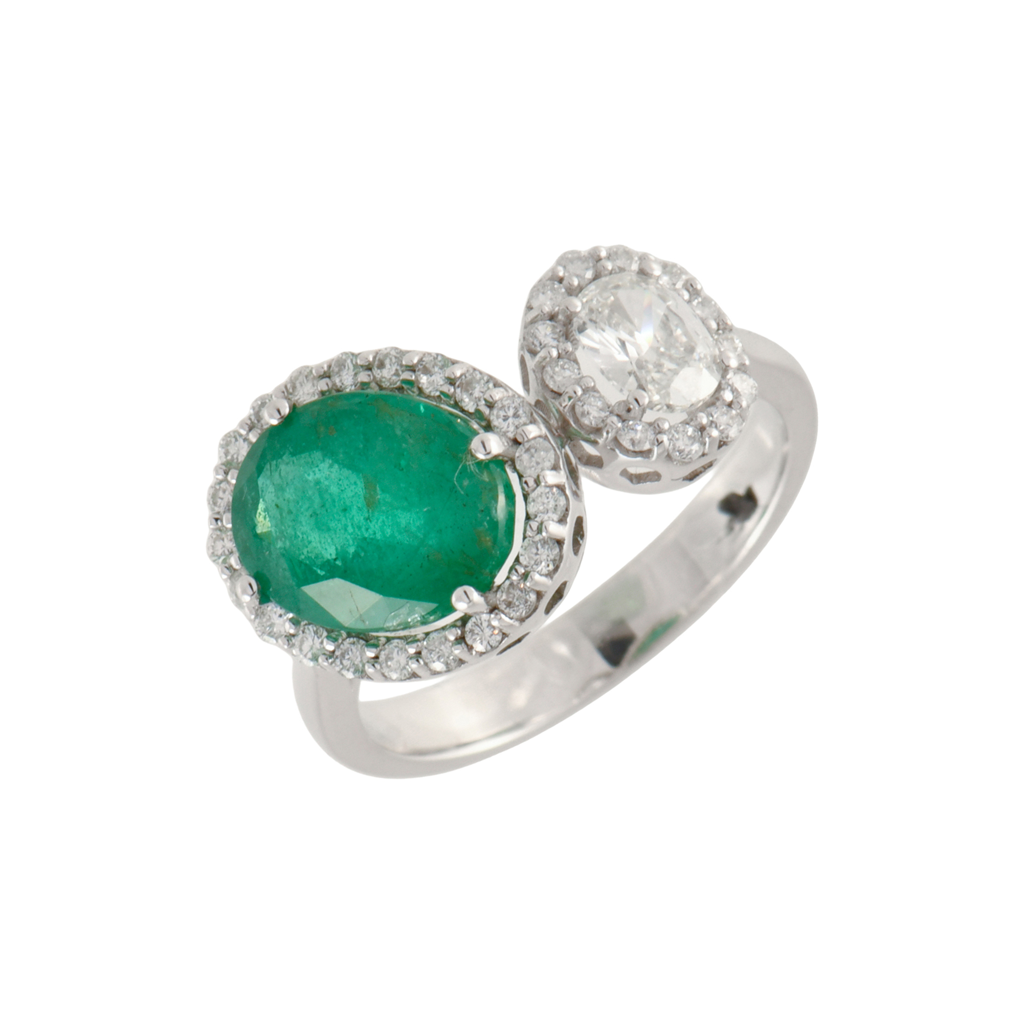 Anillo tú y yo con esmeralda y diamantes.
