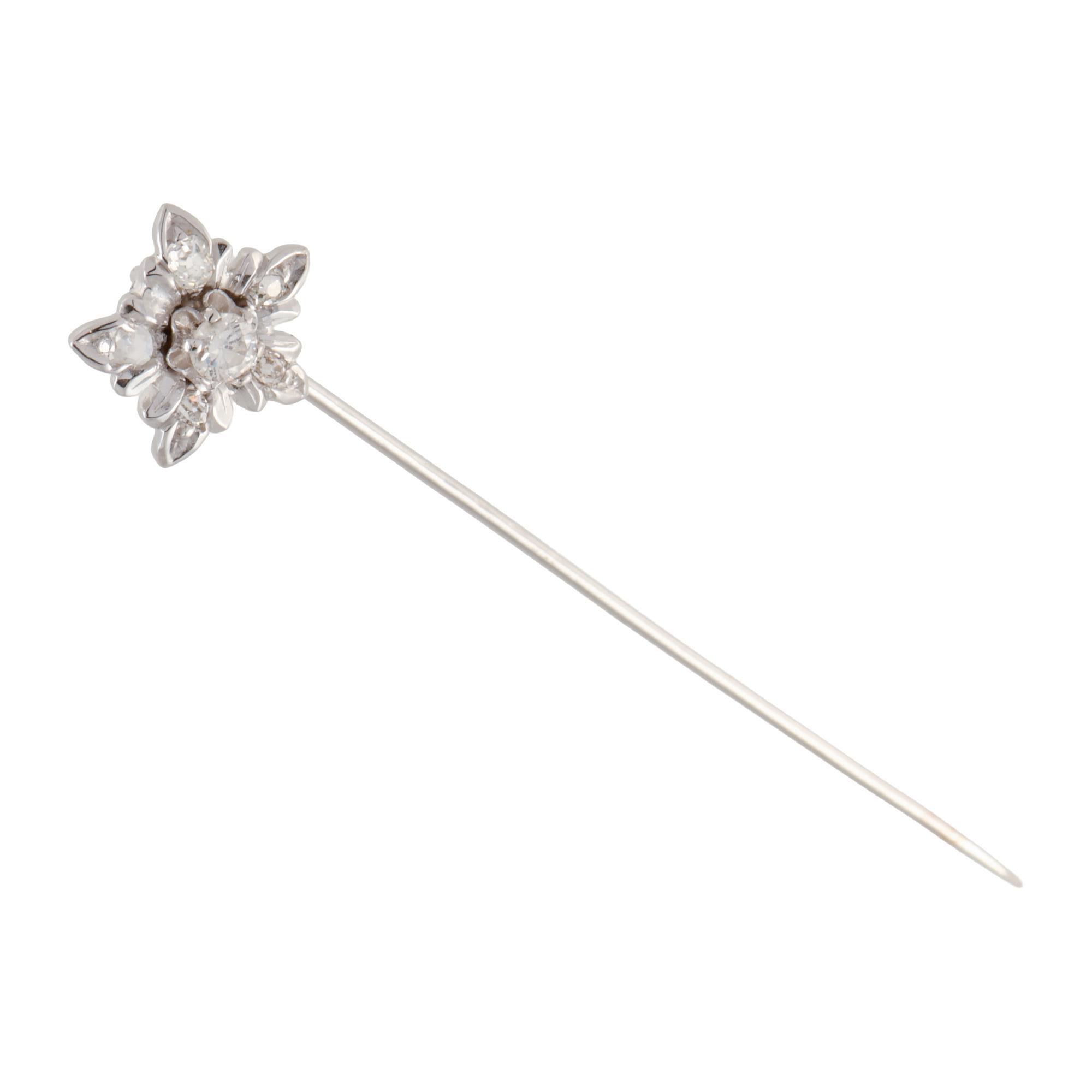Alfiler o aguja de corbata en forma de flor con diamantes