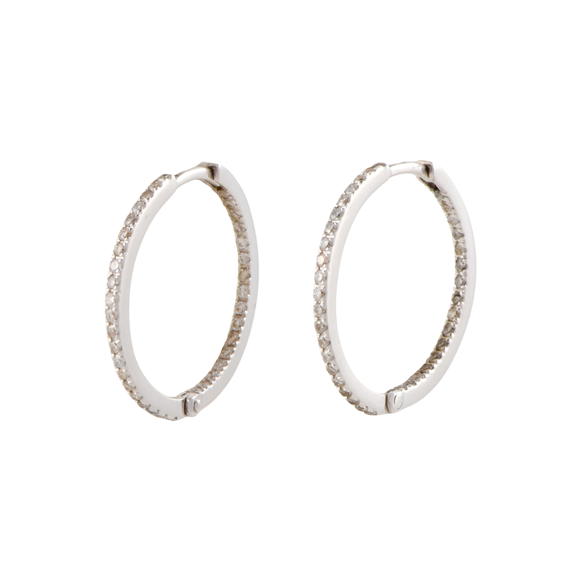 Pendientes aros con diamantes.
