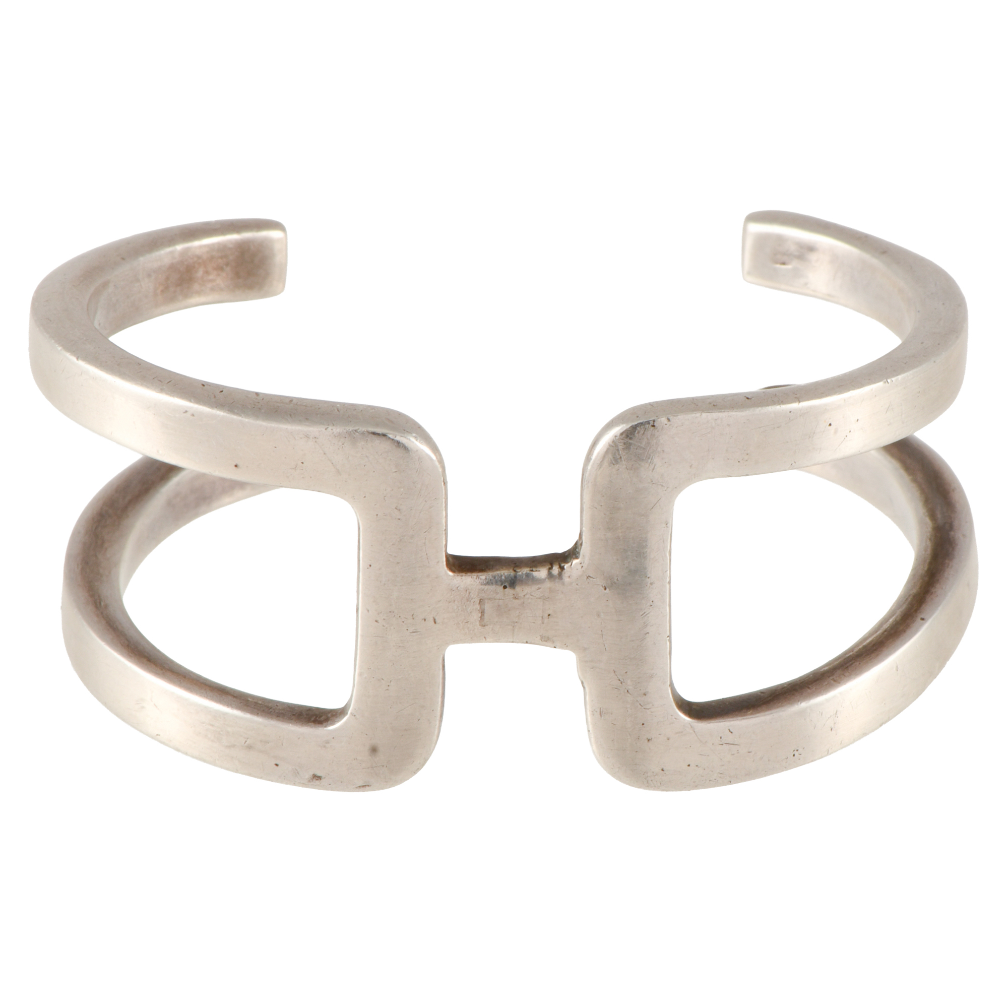 HERMÈS. Brazalete de plata.