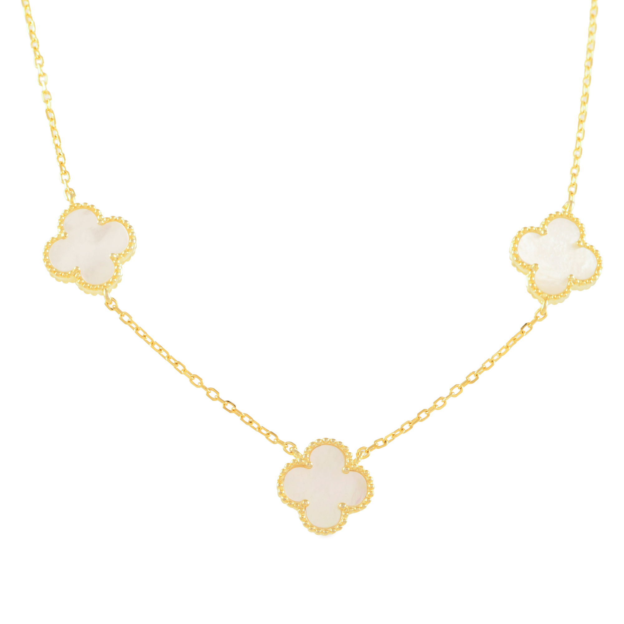 Necklace with clover-shaped pendants with mother-of-pearl.