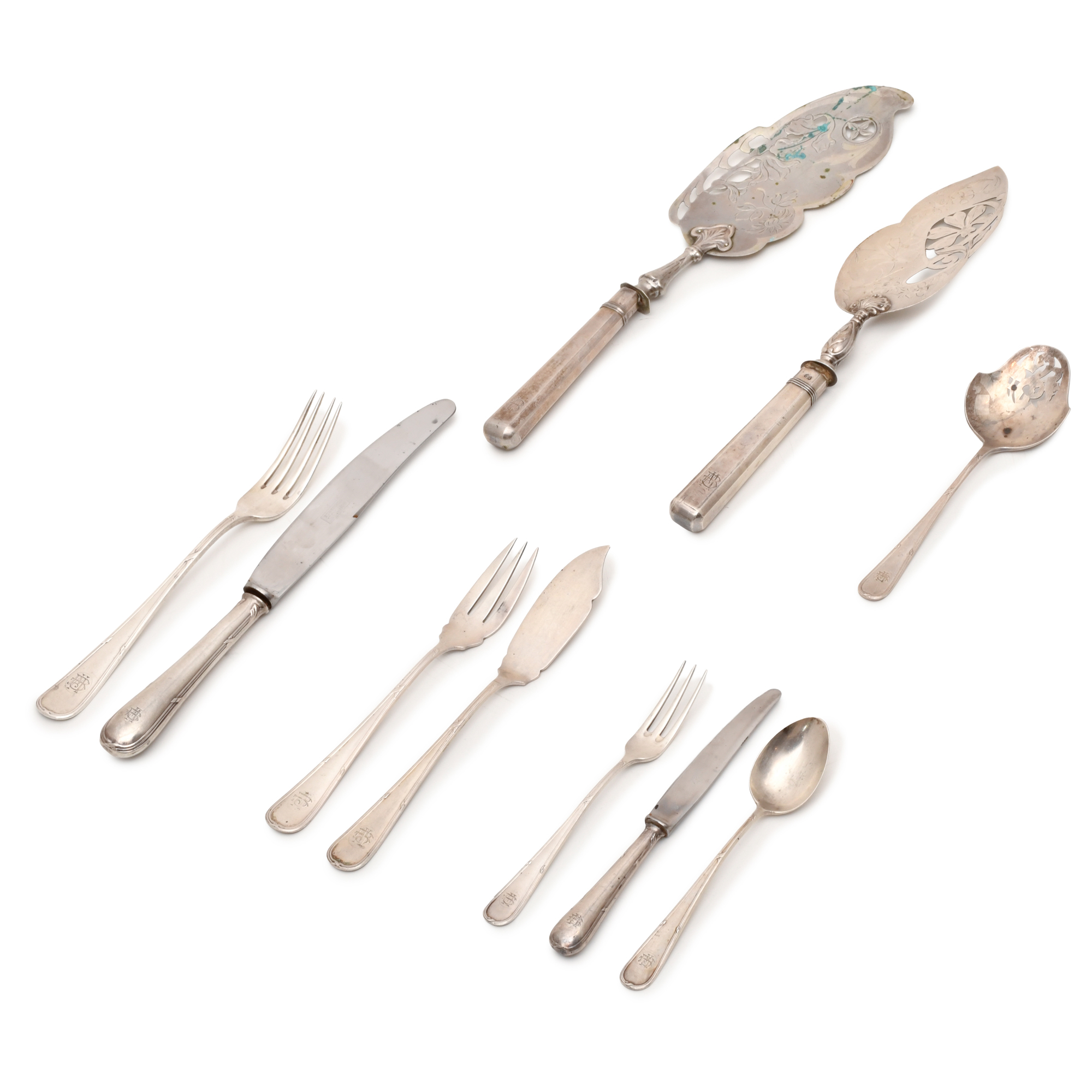 Lot of different cutlery items.