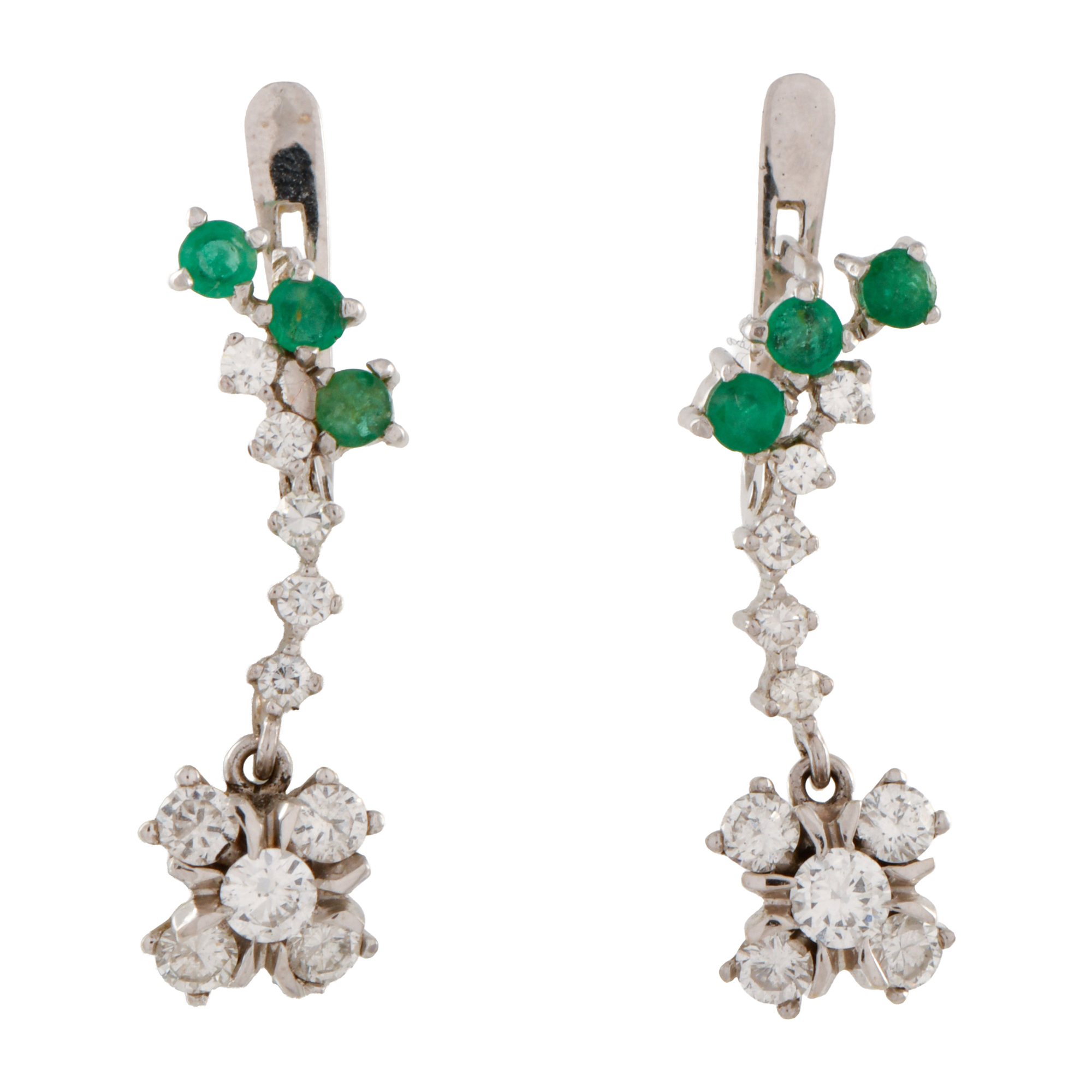 Pendientes largos con diamantes y esmeraldas.