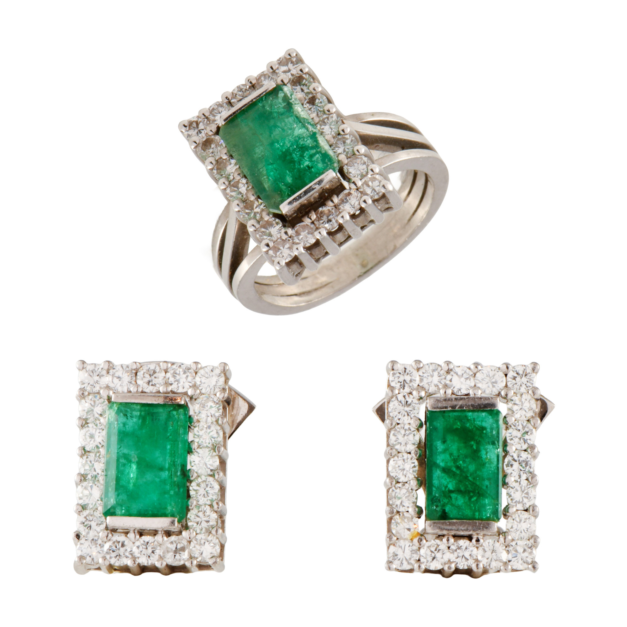 Conjunto de sortija y pendientes años 70 con esmeraldas.