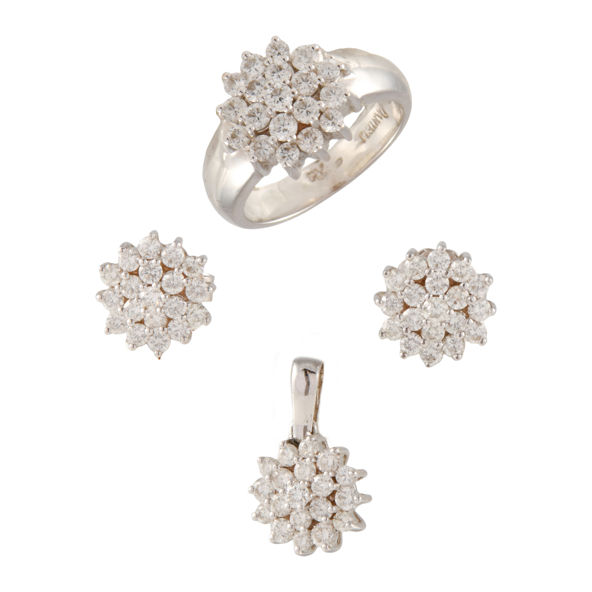 Conjunto de pendientes, colgante y sortija con diamantes