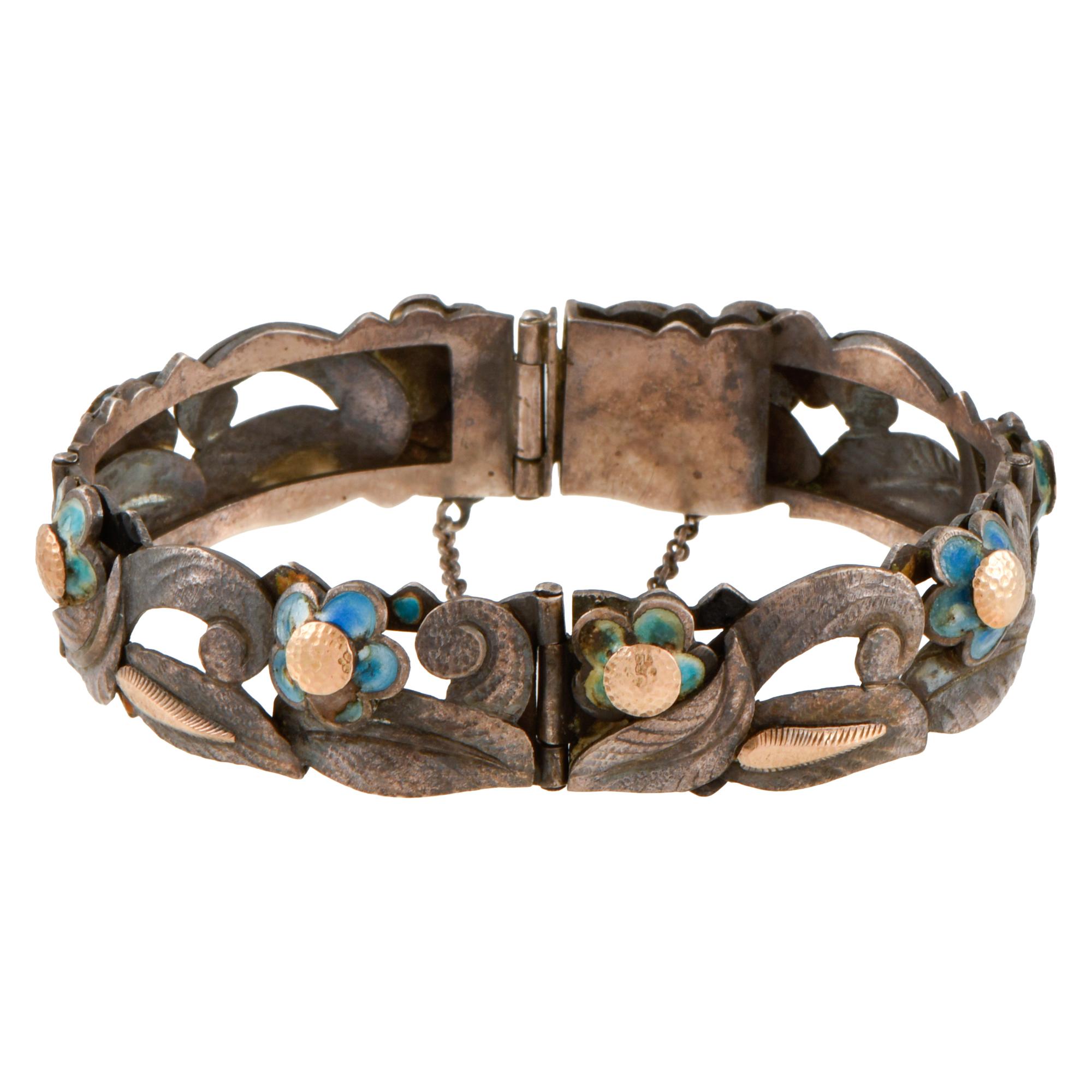 Pulsera modernista con esmalte.
