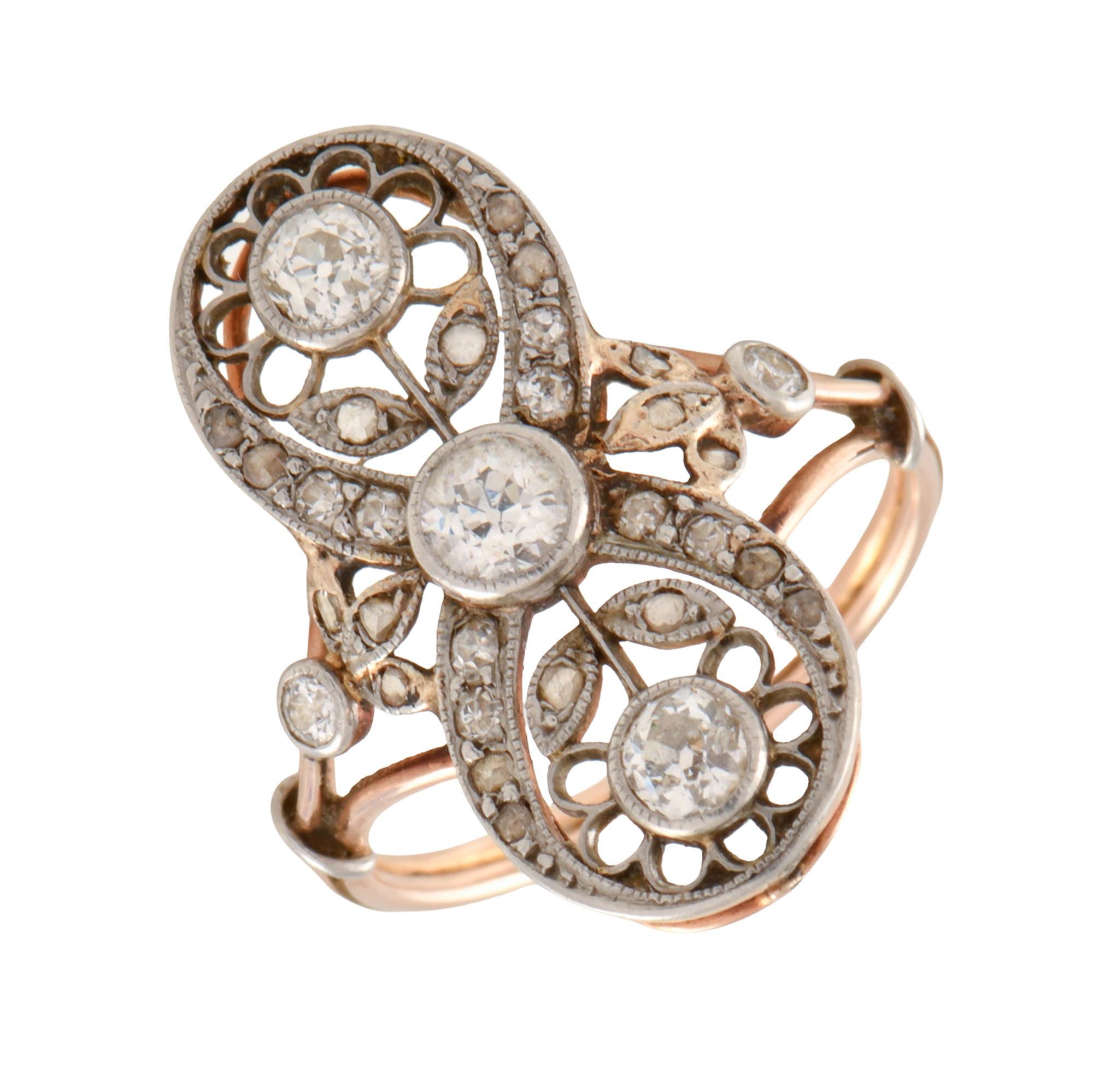 Anillo noucentisa con diamantes.