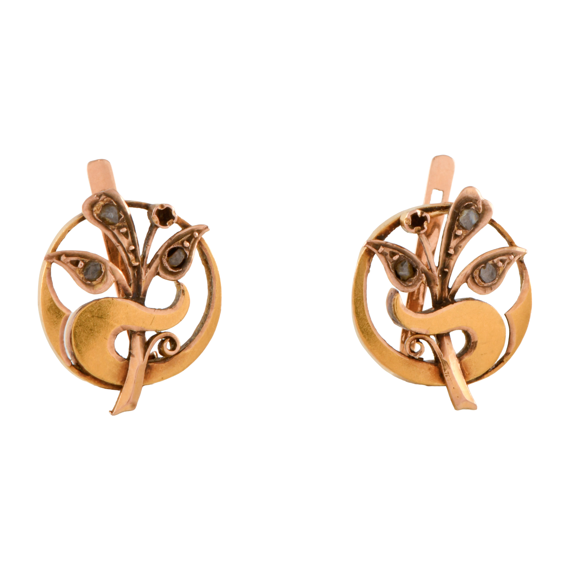 Pendientes modernistas con diamantes.