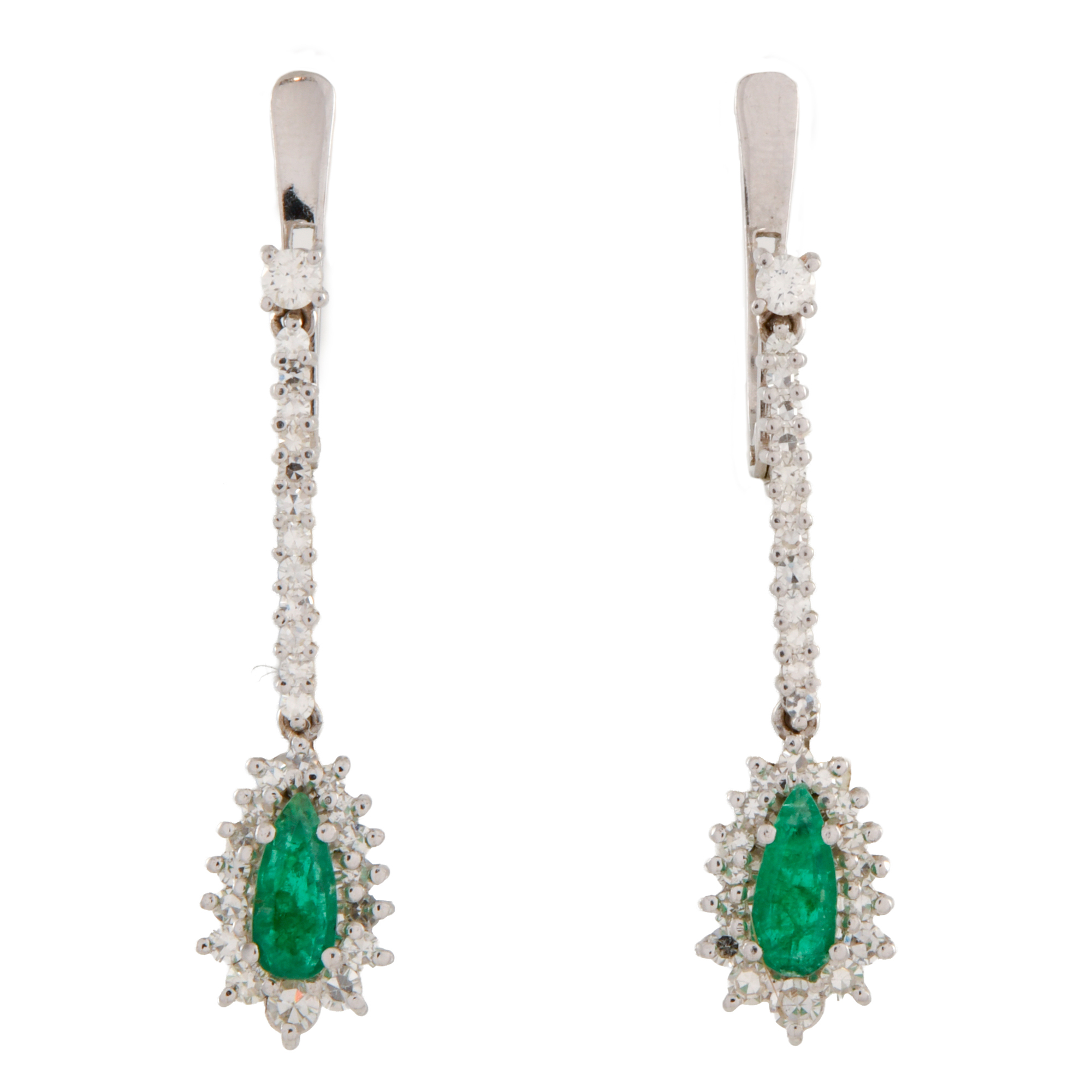 Pendientes largos con esmeraldas orladas de diamantes.
