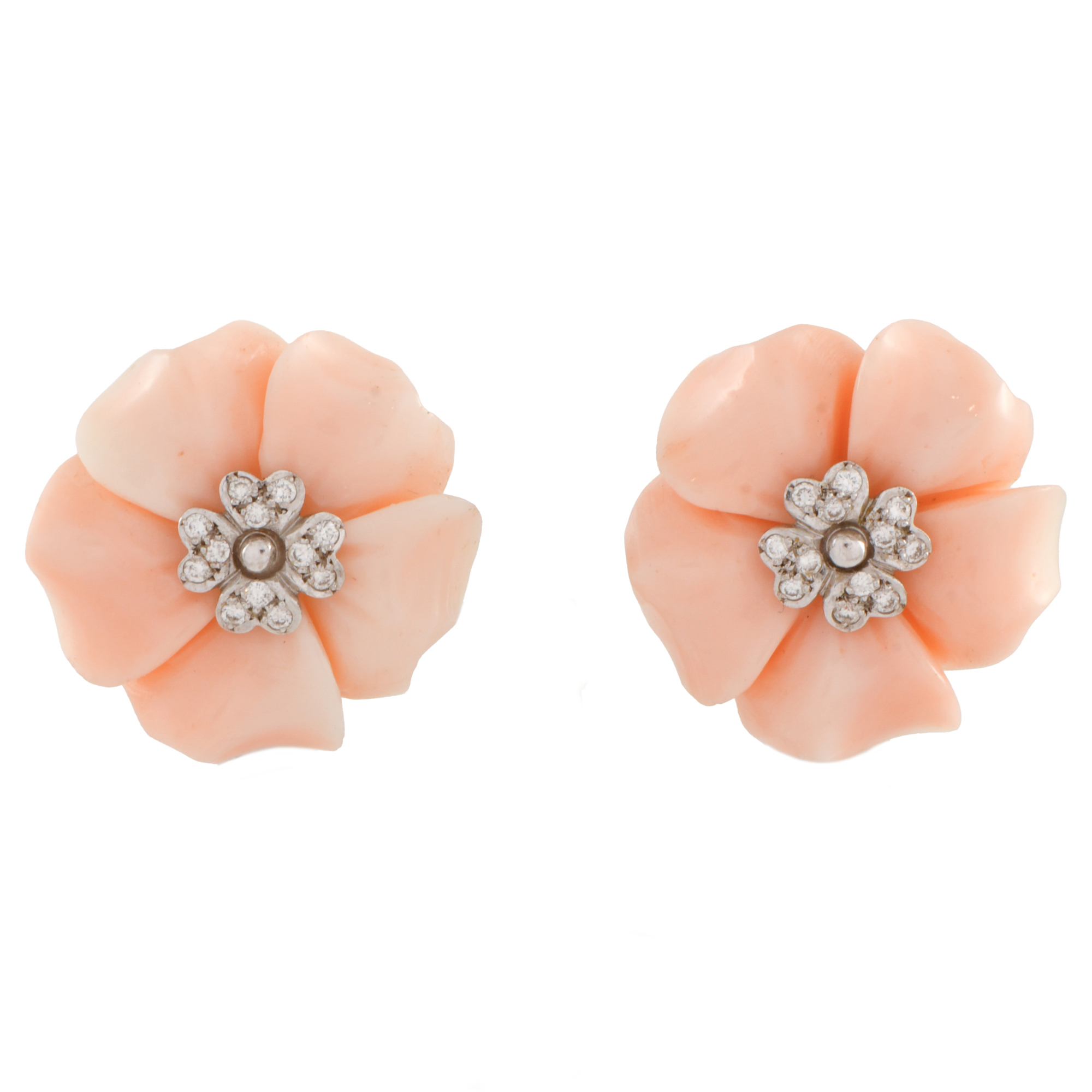 Pendientes en forma de flor con coral y diamantes.