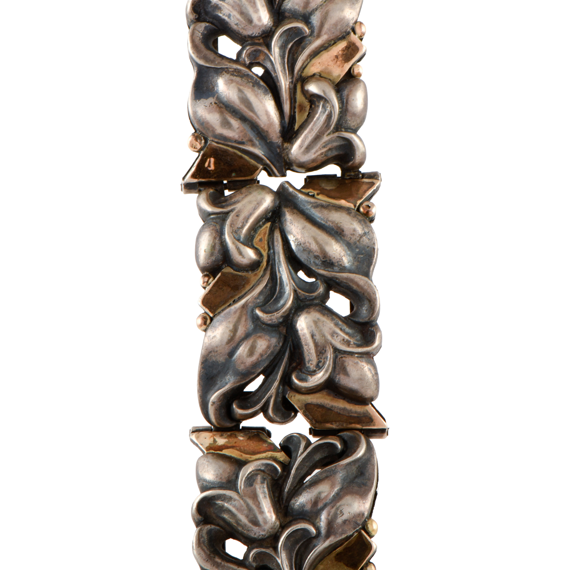 Pulsera ancha articulada modernista con motivos florales.