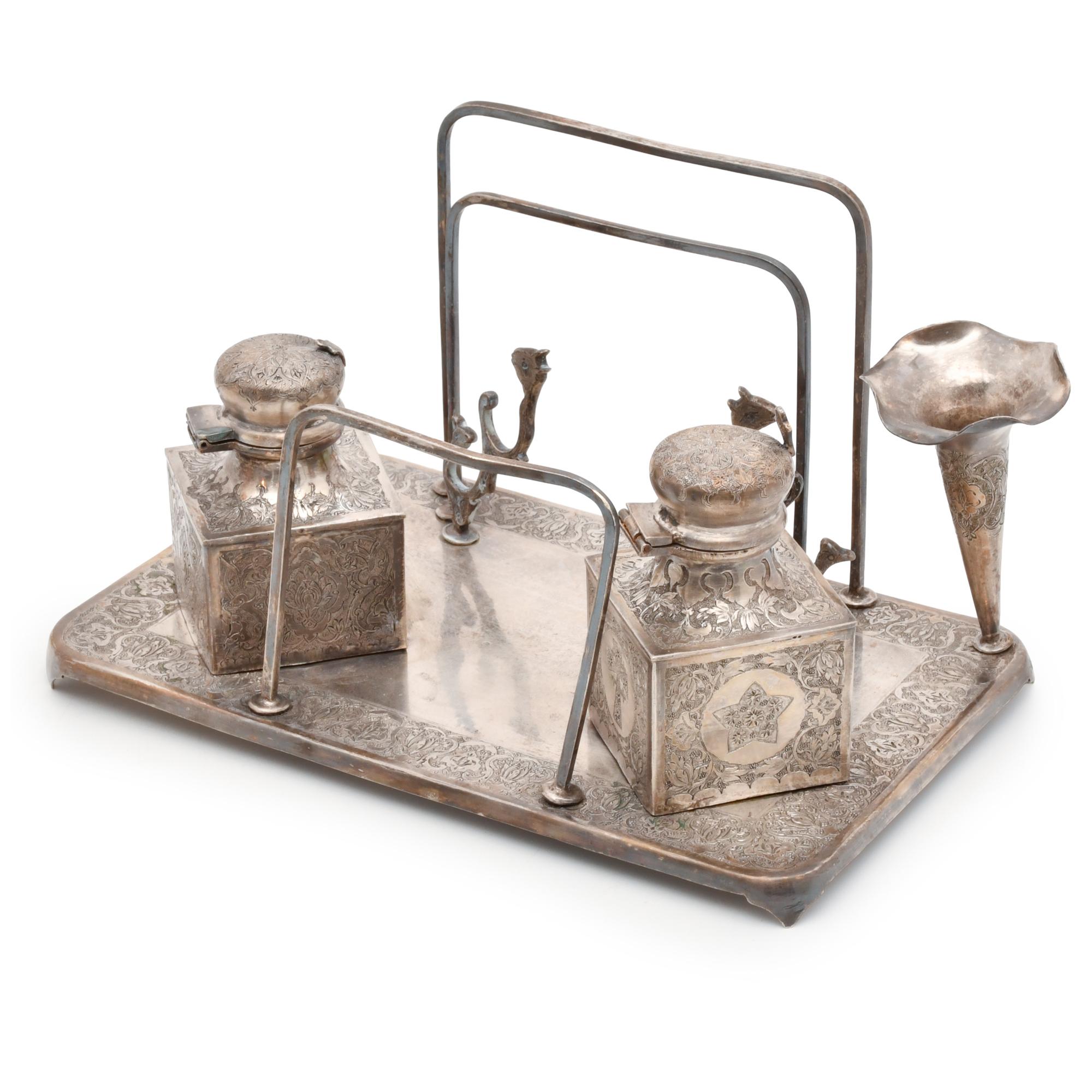 Escribanía de inspiración oriental en plata, siglo XX. 