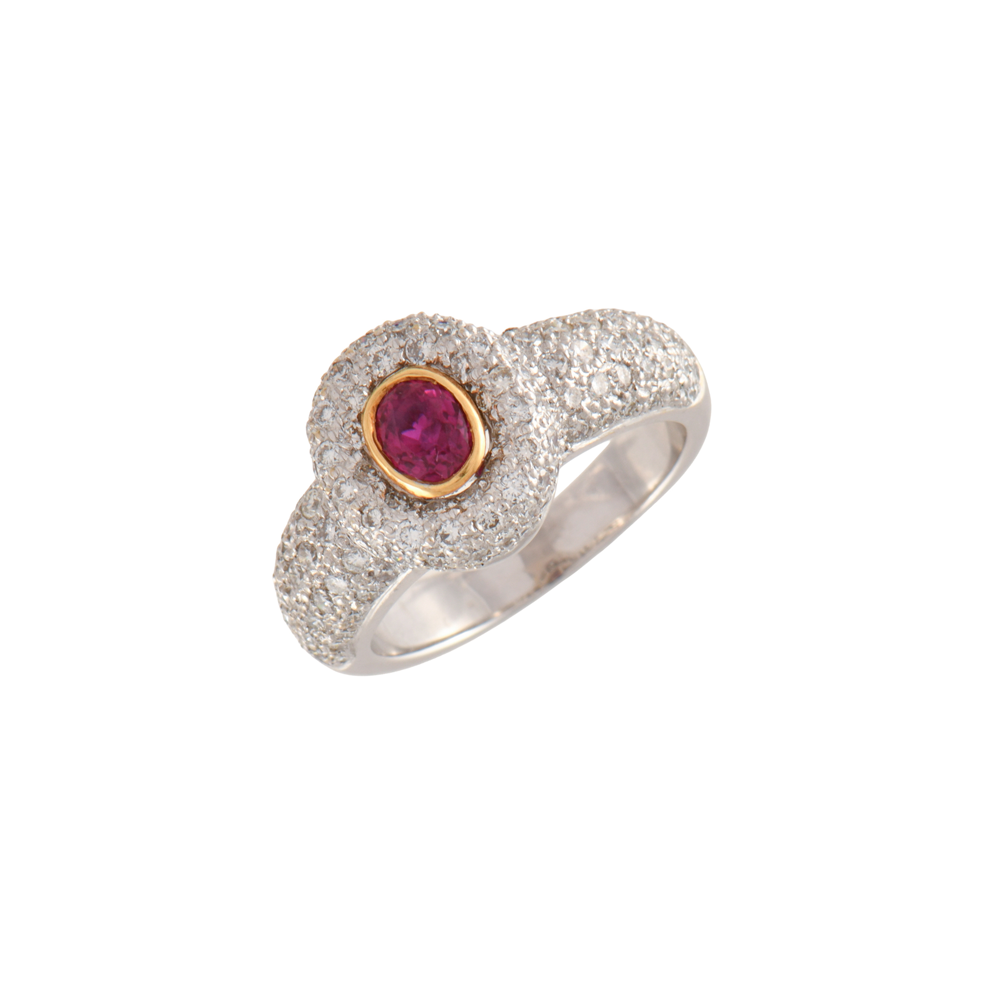 Anillo con rubí orlado de diamantes.