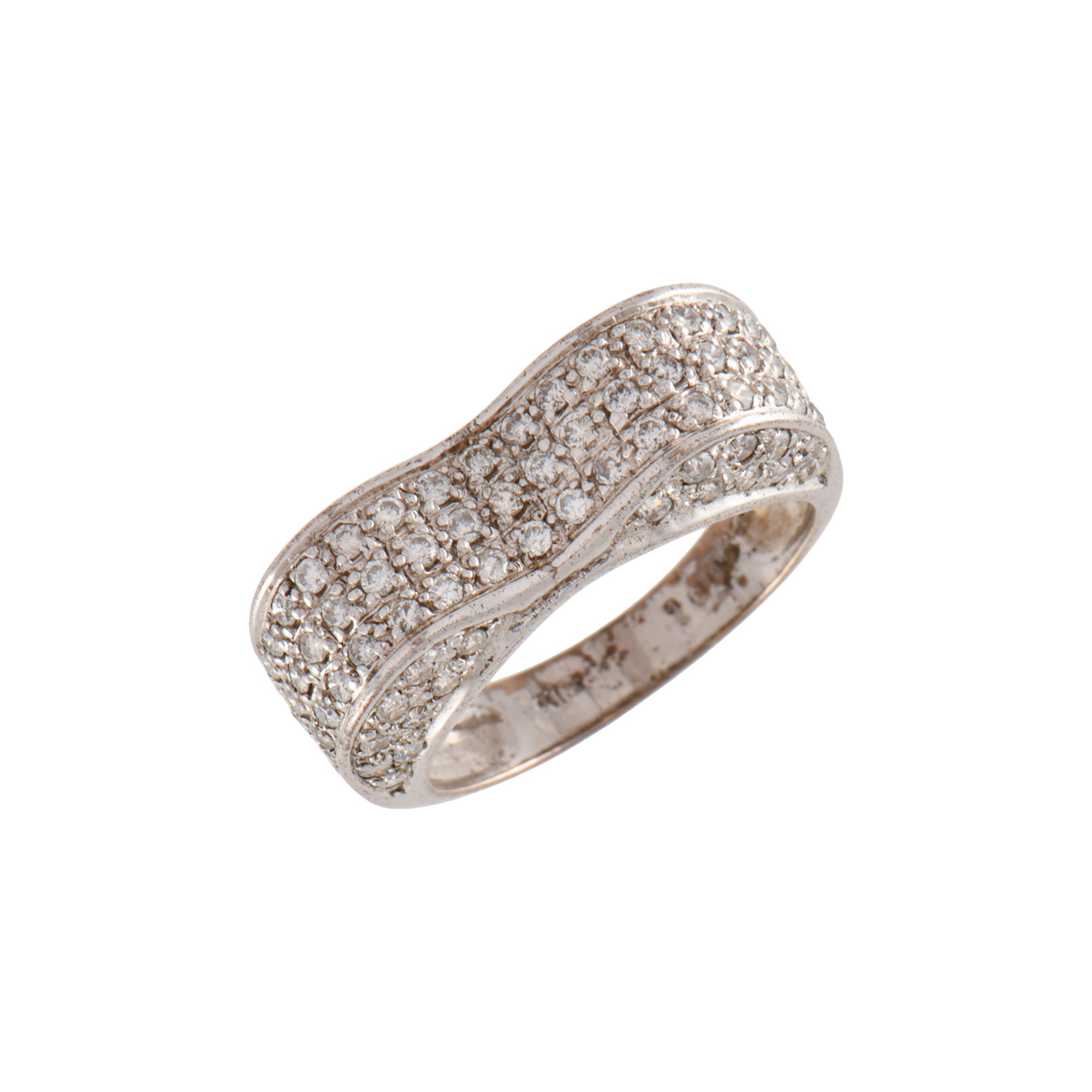 Anillo con pavé de diamantes.