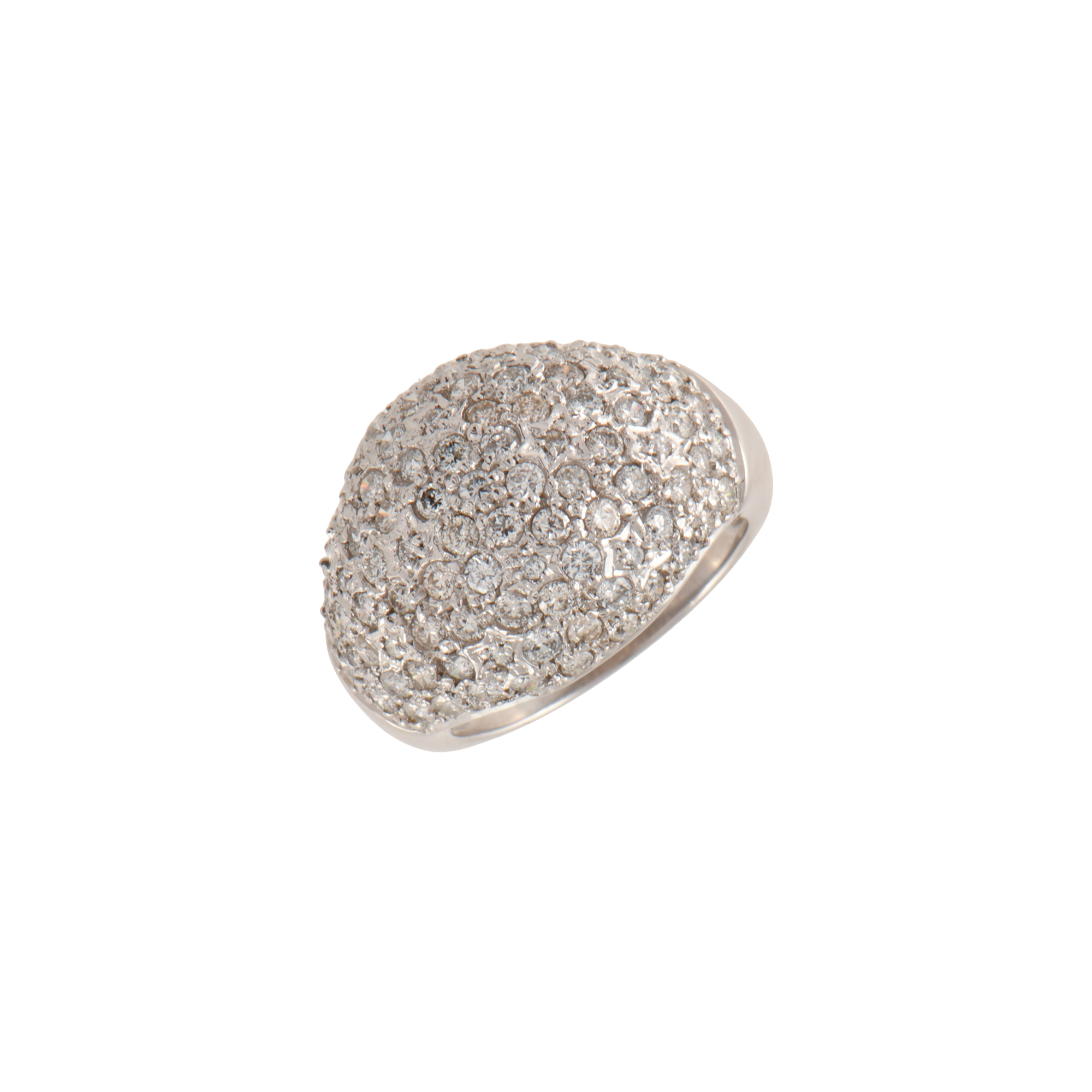 Anillo bombé con pavé de diamantes.