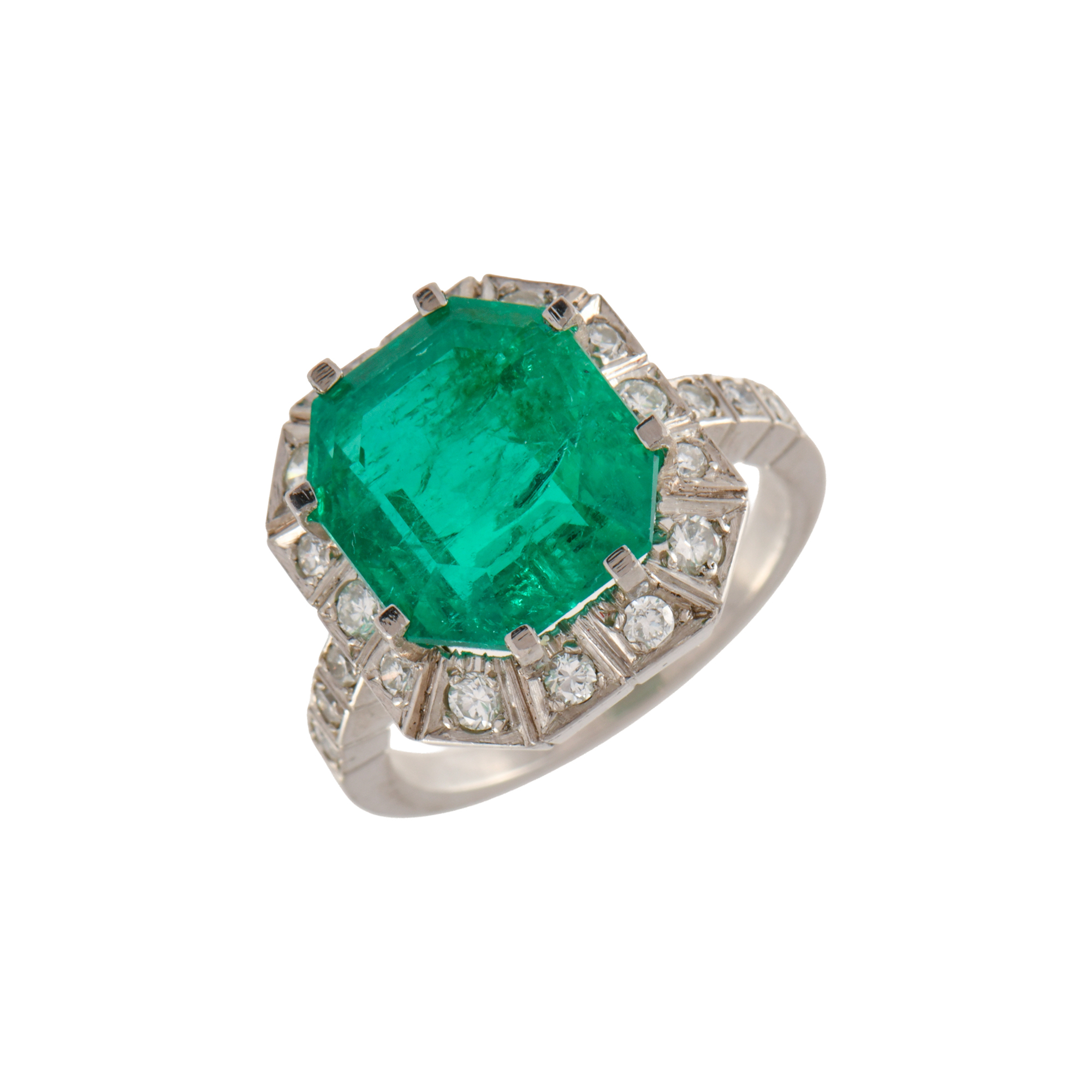 Anillo estilo art déco con esmeralda y rosetón de diamantes.