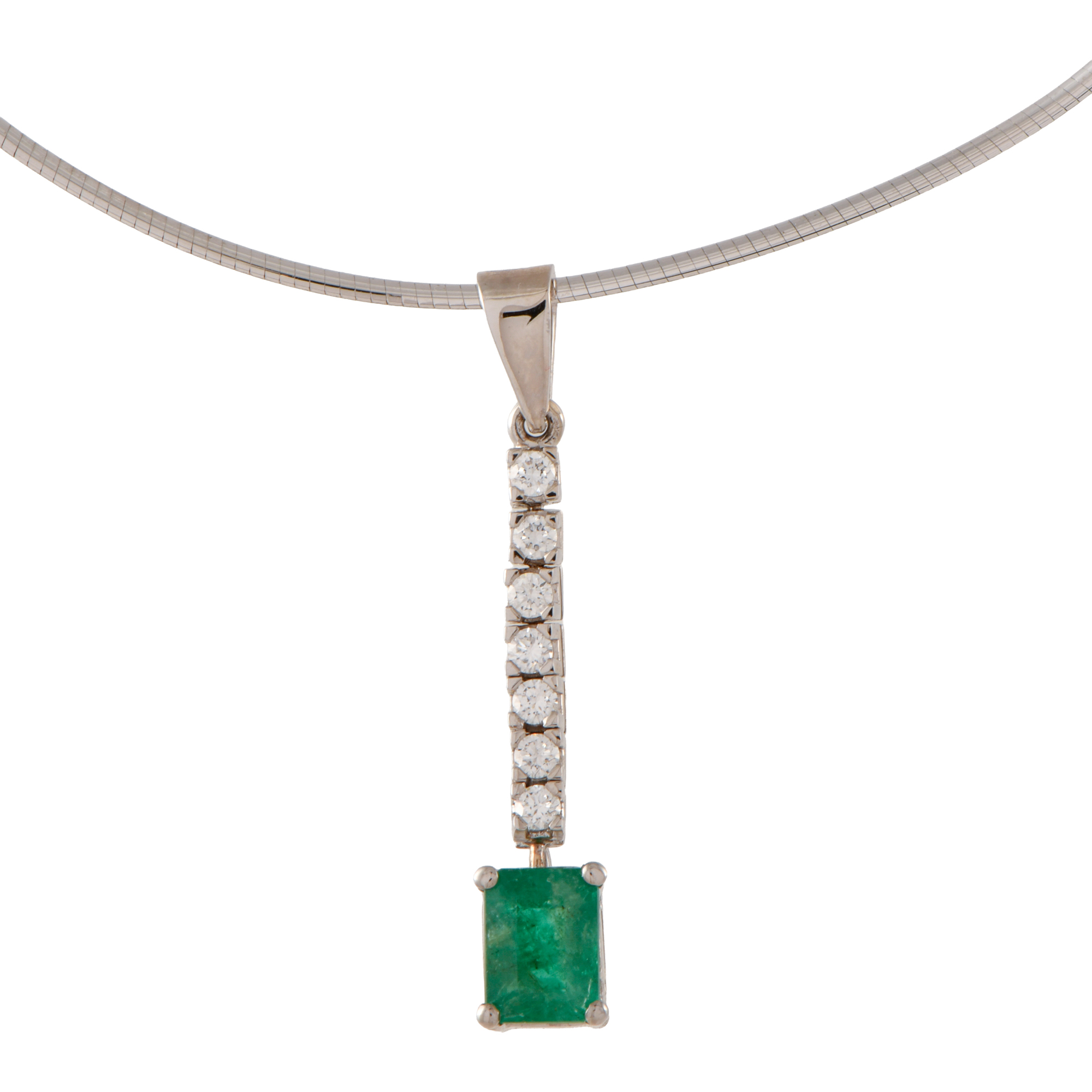 Collar con colgante de esmeralda y diamantes.