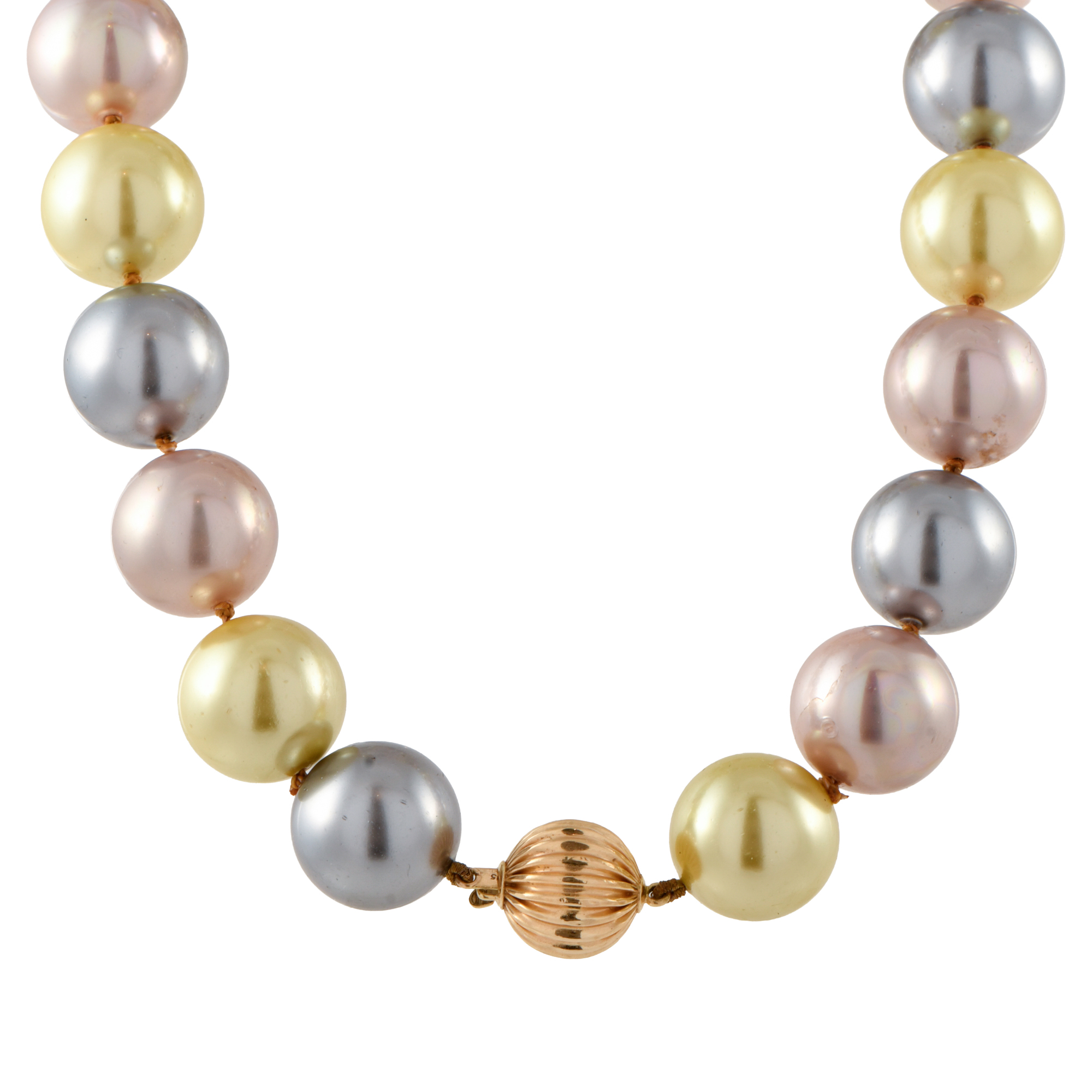 Collar de perlas multicolor.