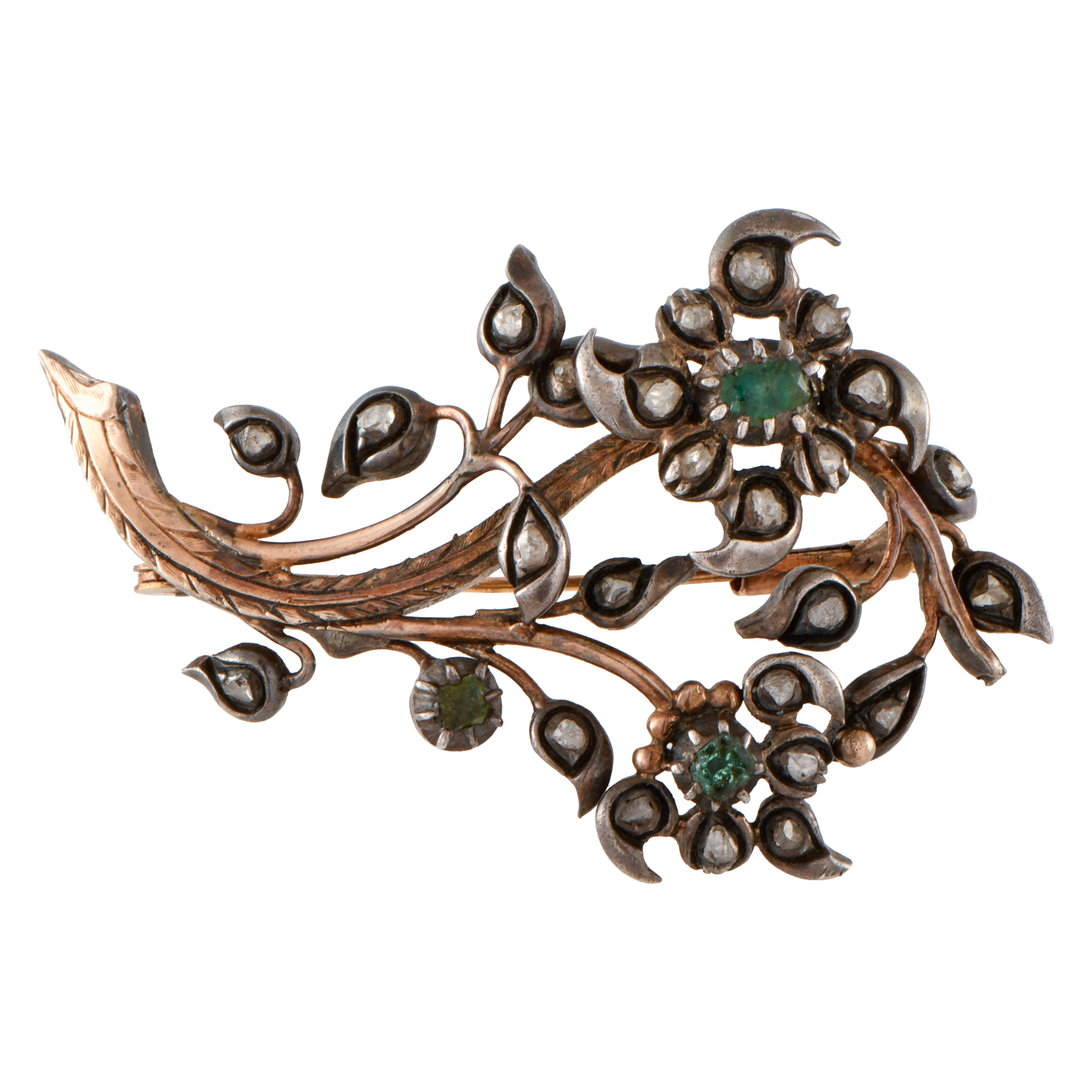 Broche isabelino en forma floral. Con diamantes y esmeralda