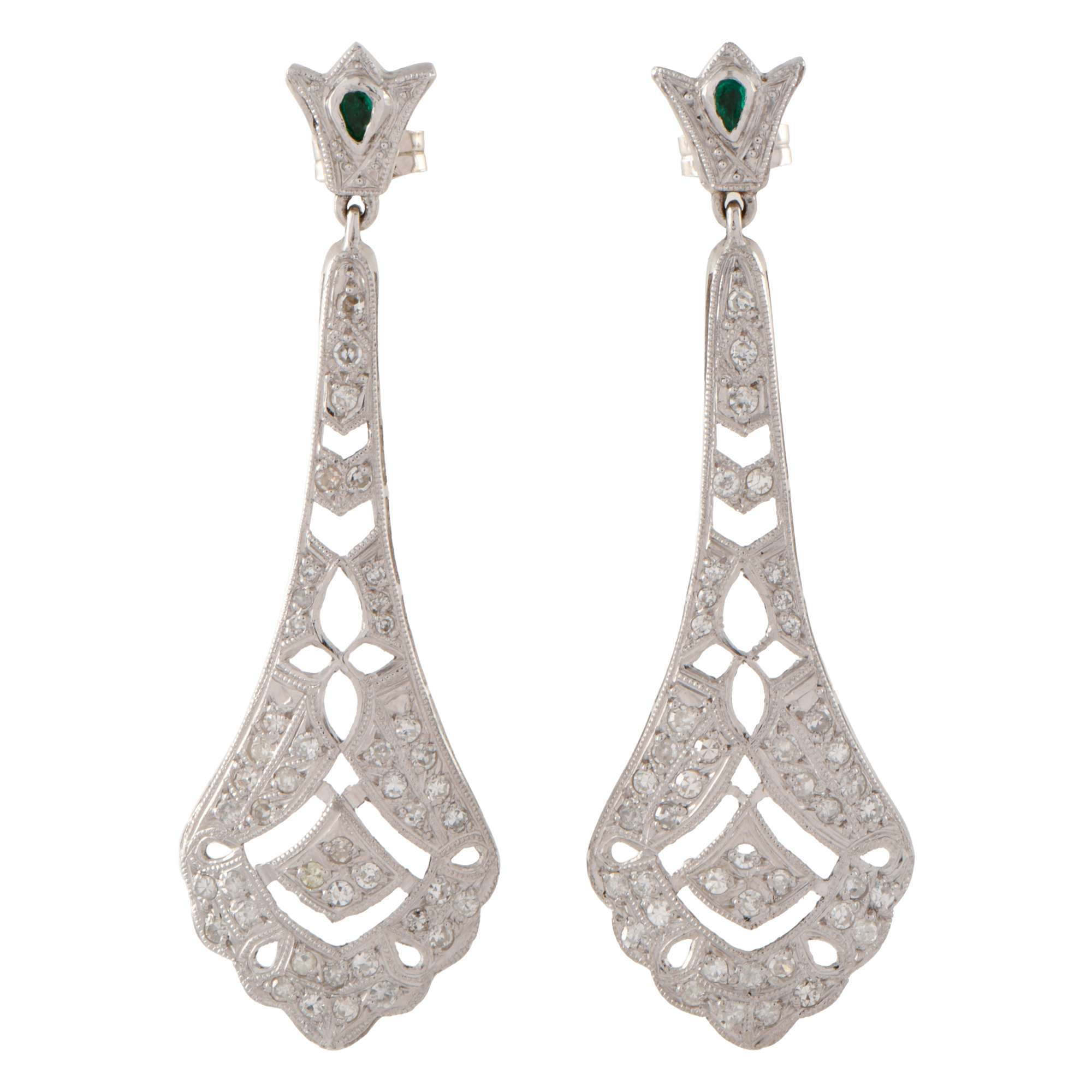 Pendientes largos estilo art déco con diamantes.