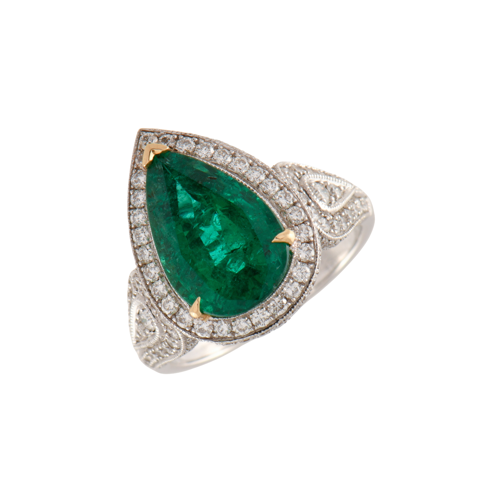 Anillo con esmeralda orlada de diamantes.