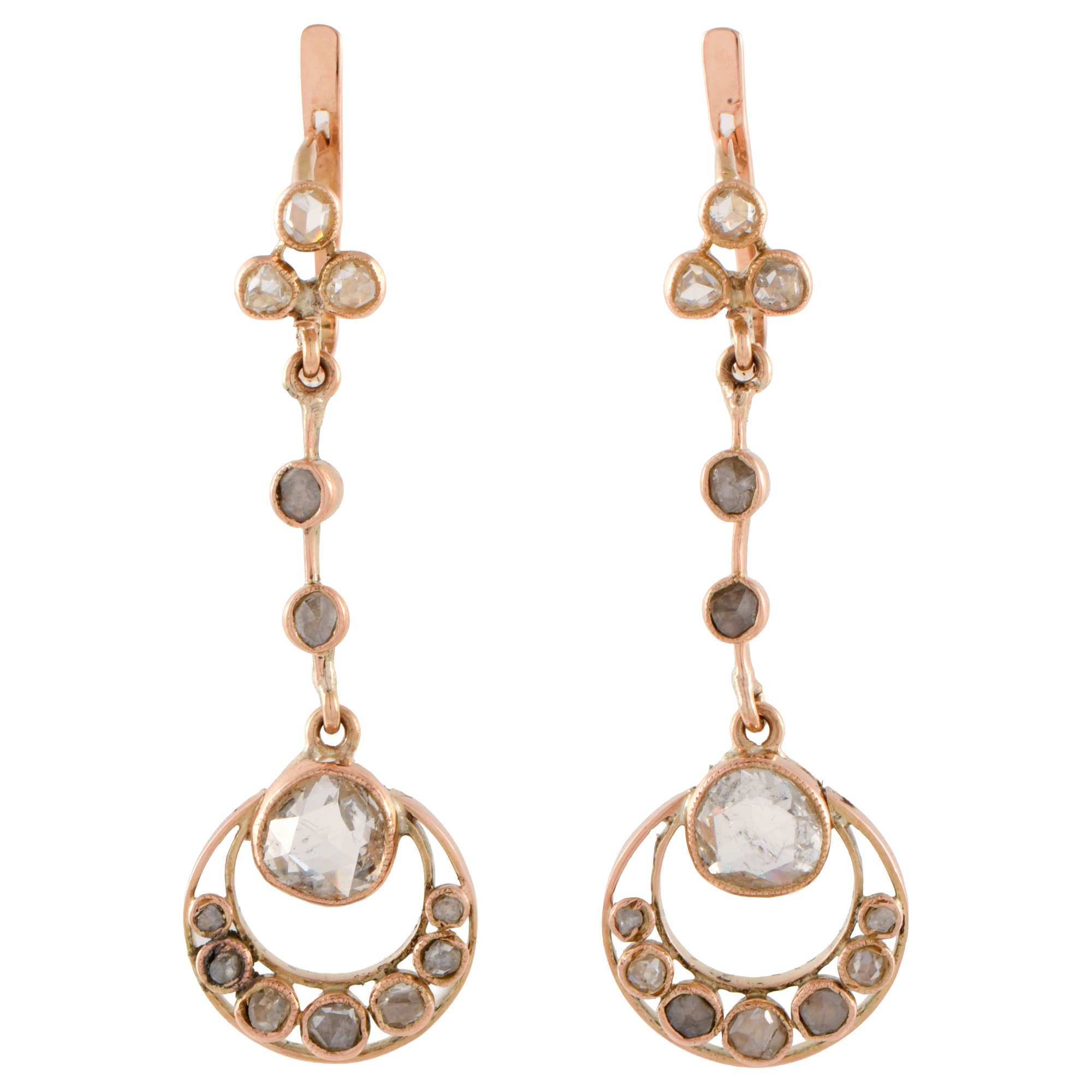 Pendientes estilo neoclassico con diamantes.
