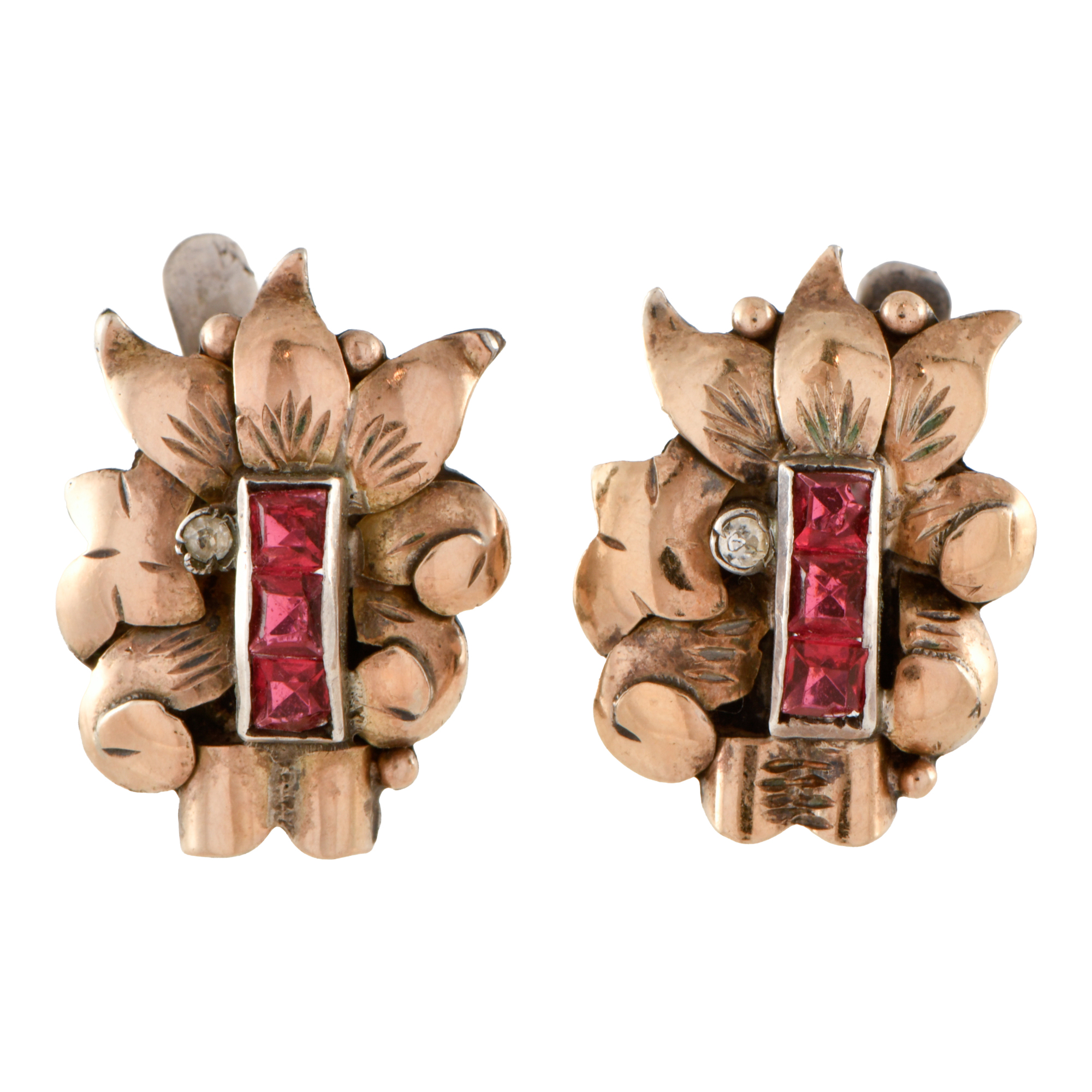 Pendientes florales modernistas.