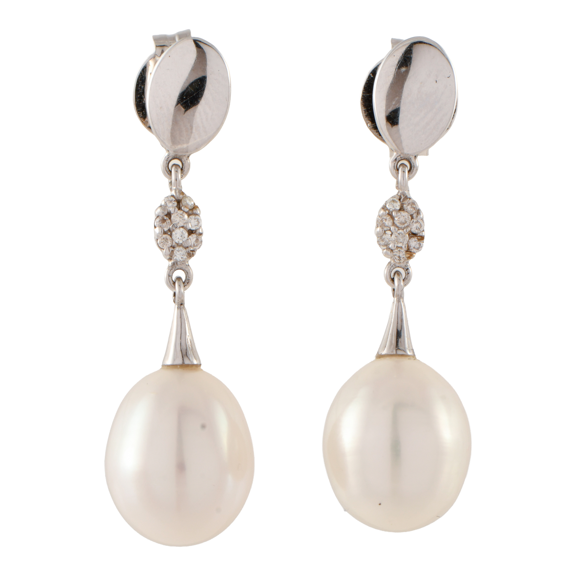 Pendientes con perlas colgantes y diamantes.