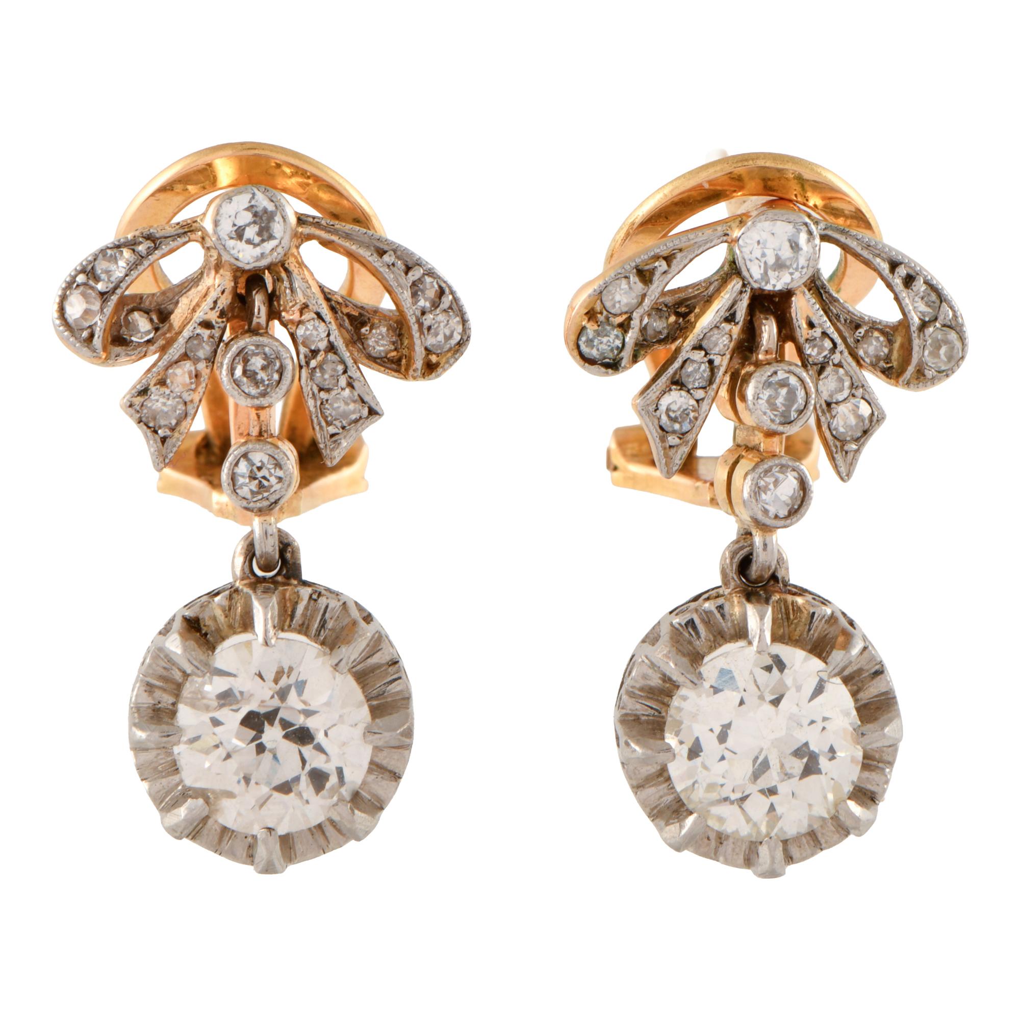 Pendientes años 40 en forma de lazo con diamantes.