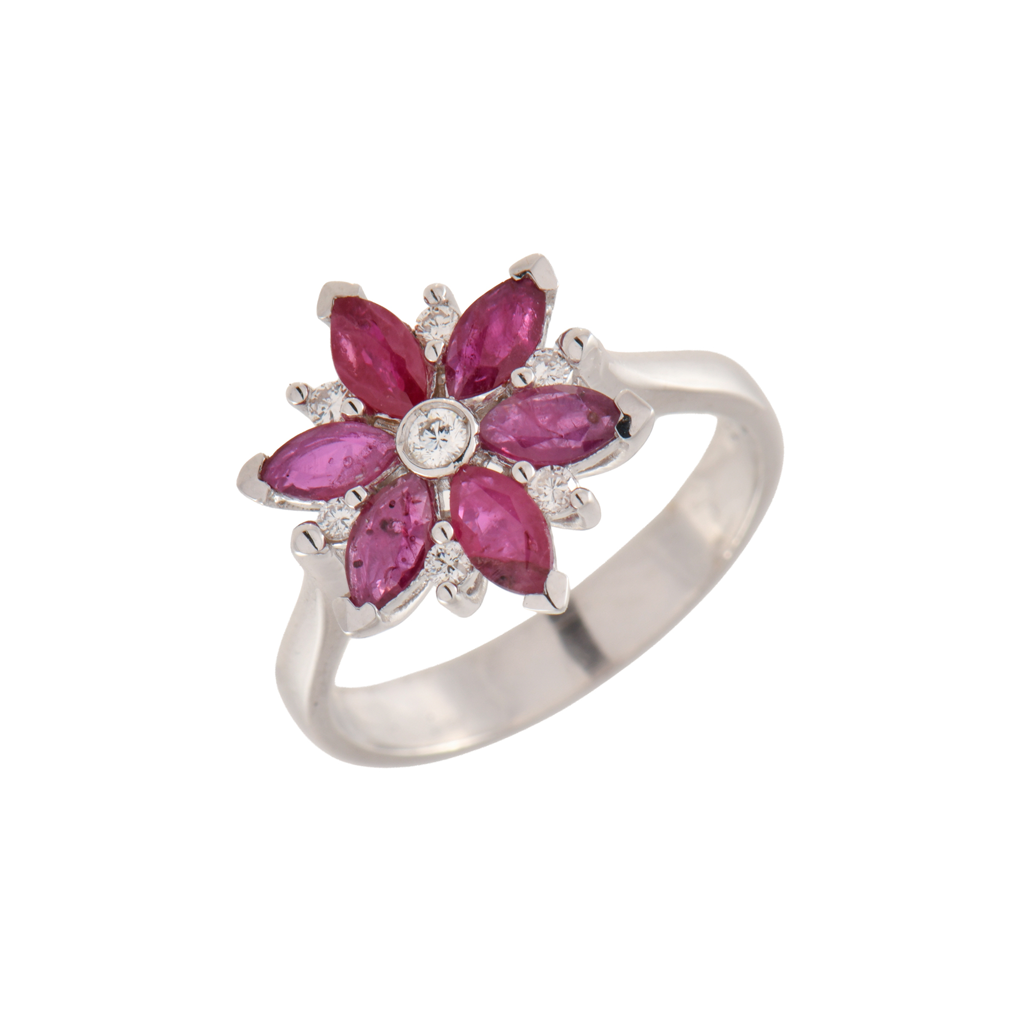 Anillo en forma de flor con rubí natural.