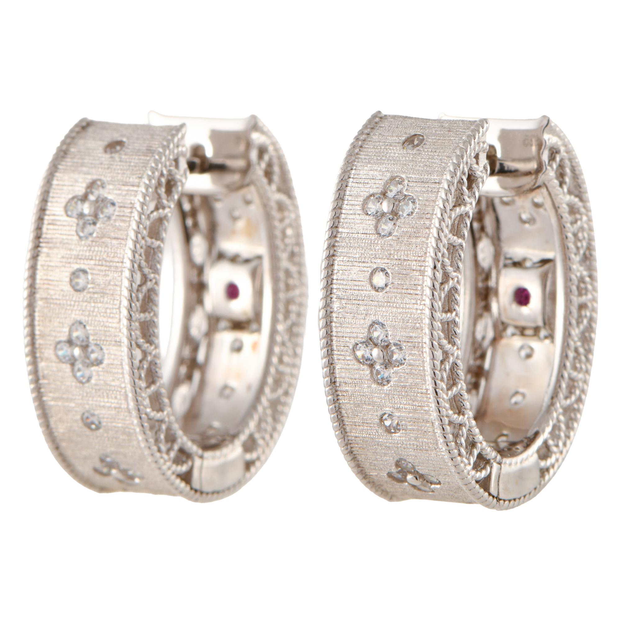 Pendientes anchos con circonitas.