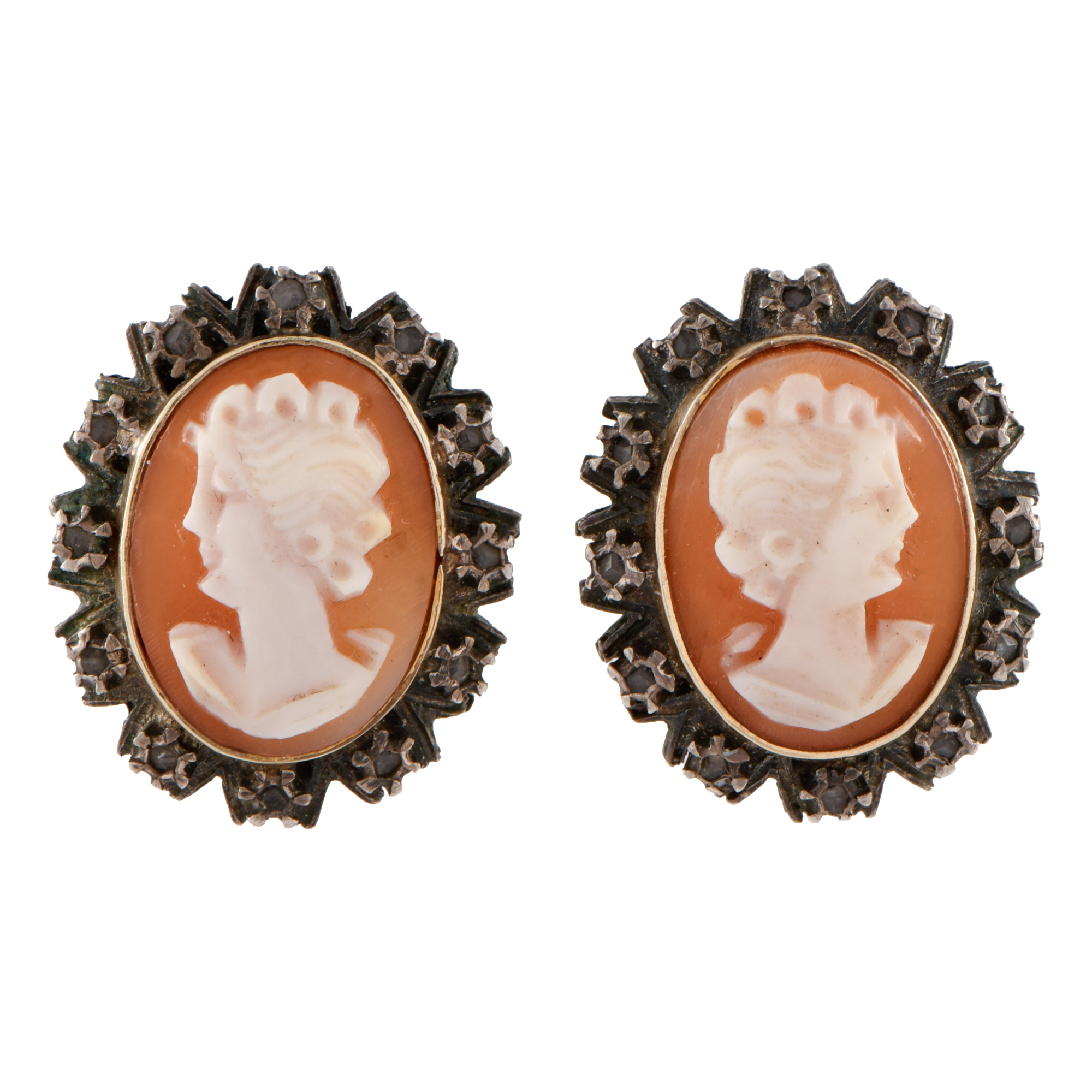 Pendientes en forma de rosetón con camafeos. 