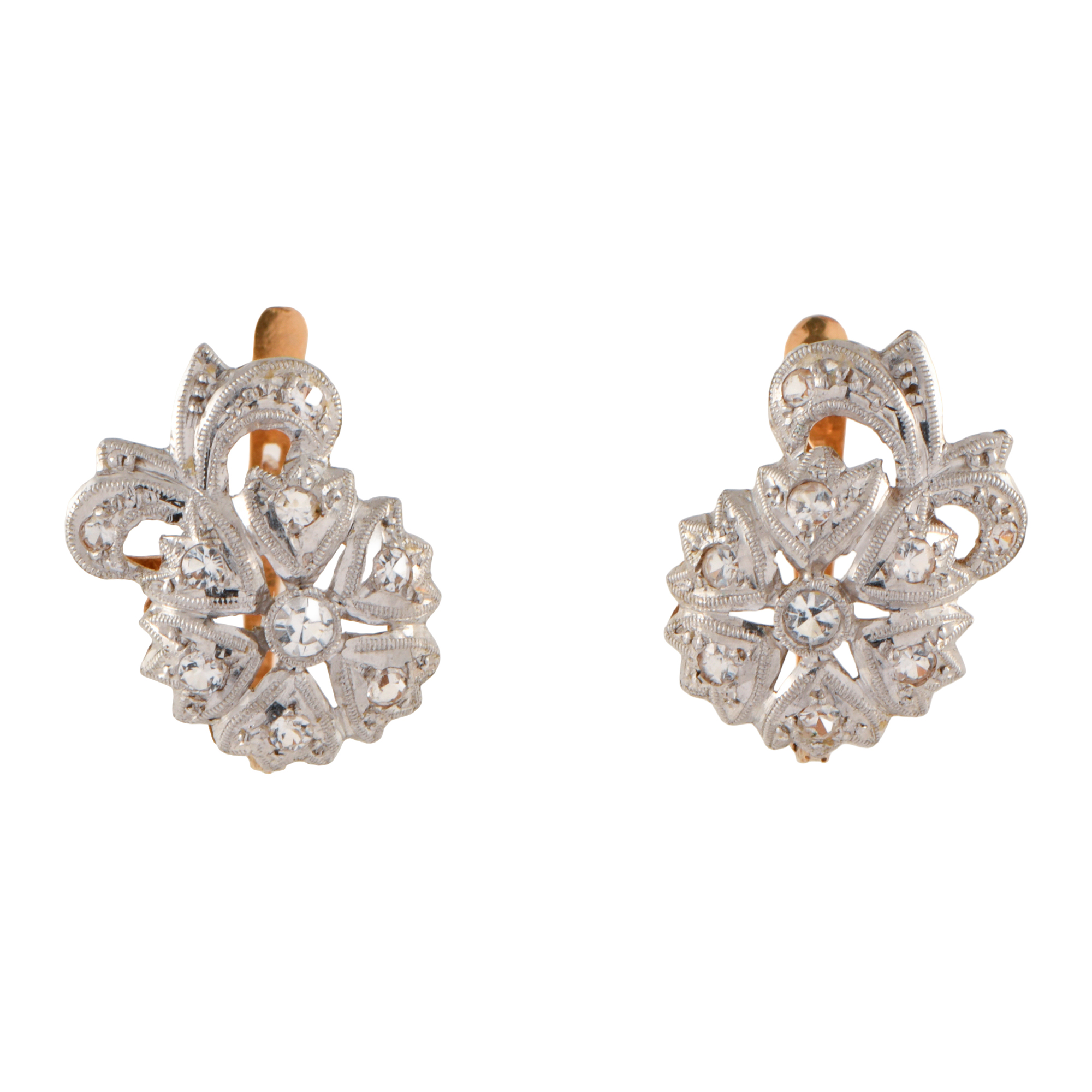 Pendientes estilo noucentista con diamantes.