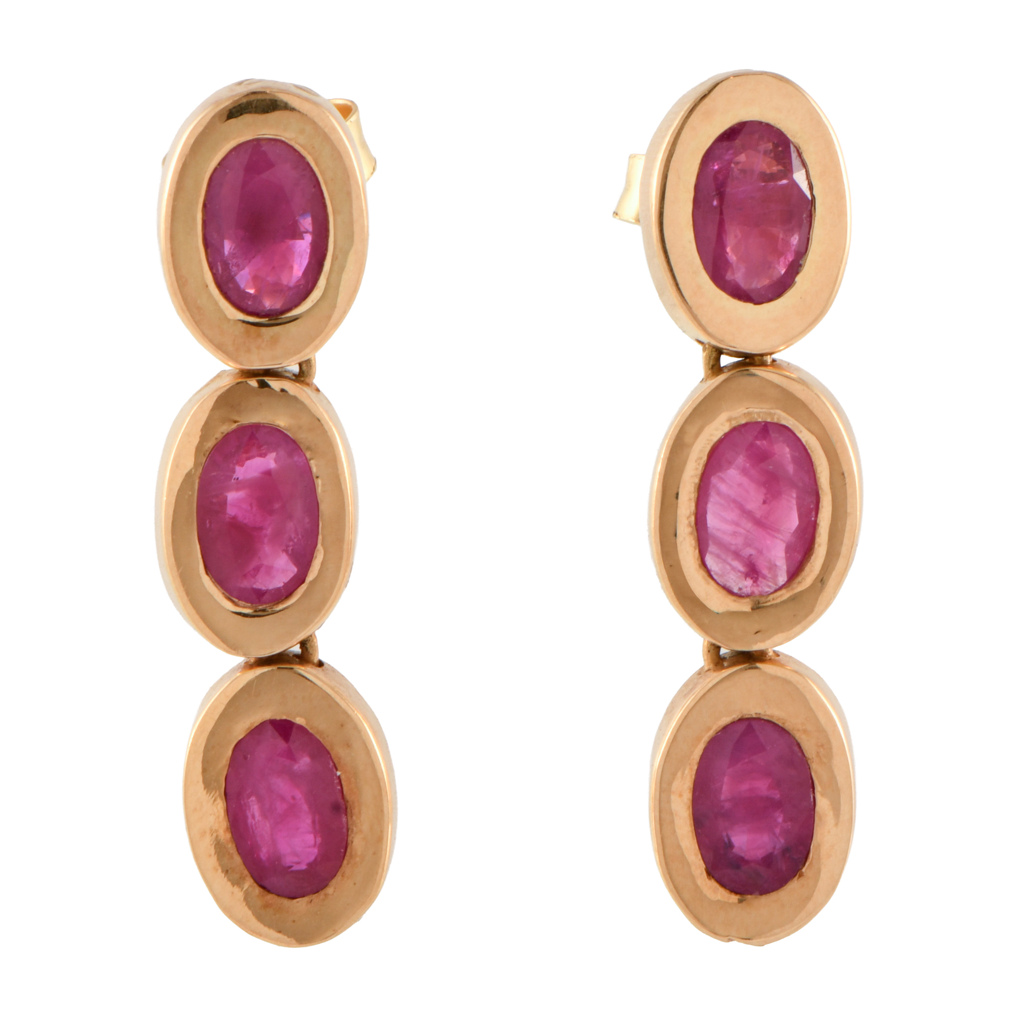Pendientes trilobulados con rubíes.