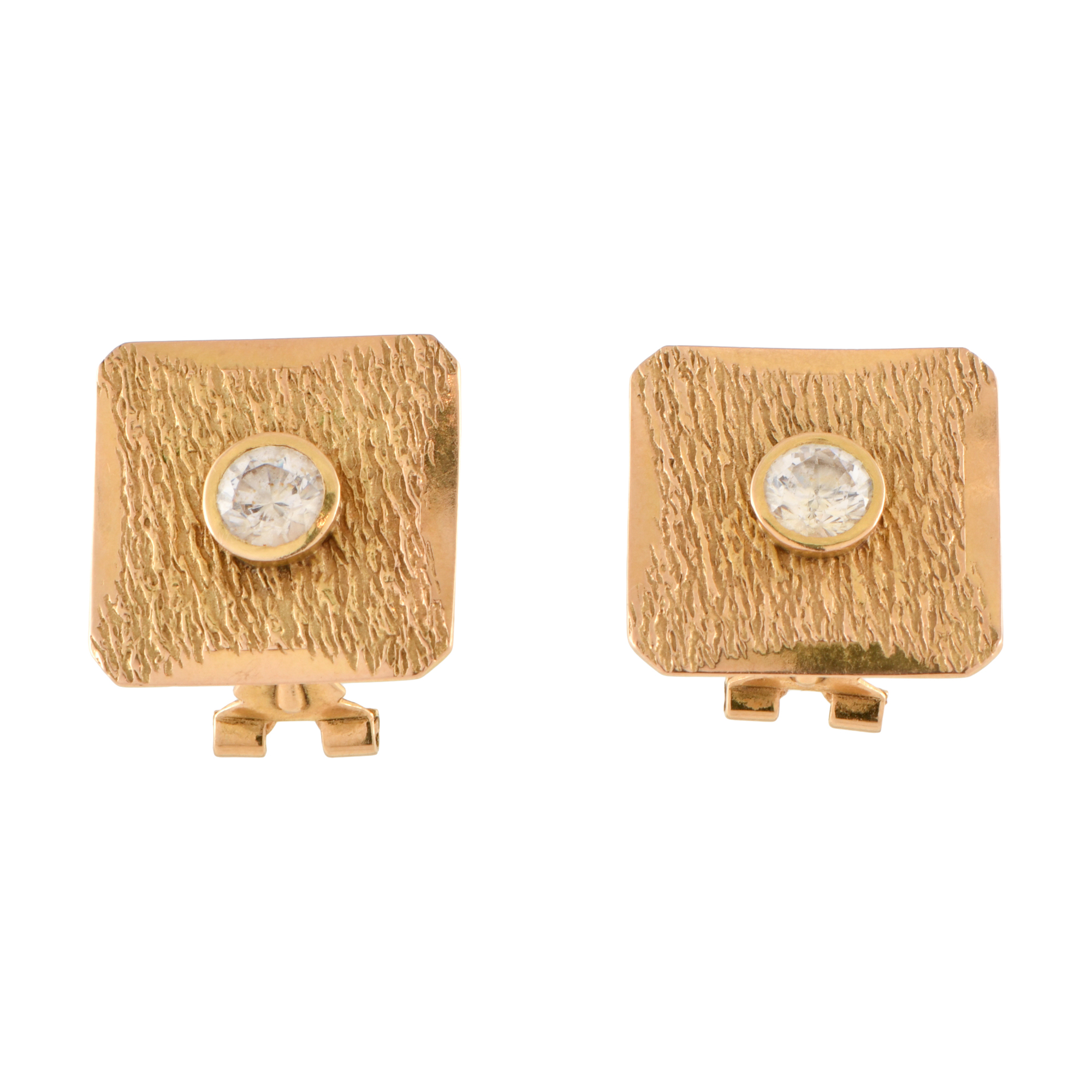 Pendientes cuadrados con diamantes.