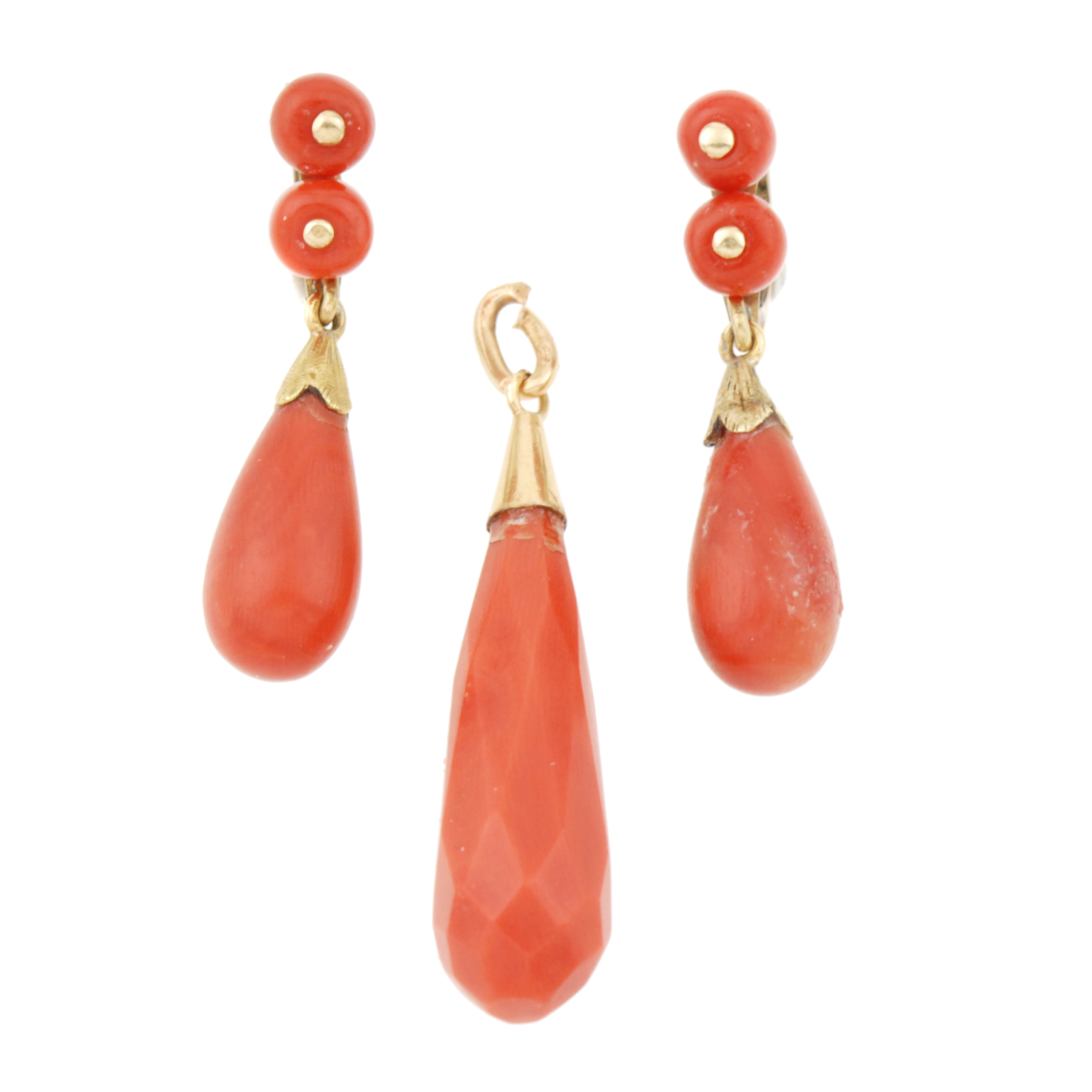 PENDIENTES Y COLGANTE EN CORAL.