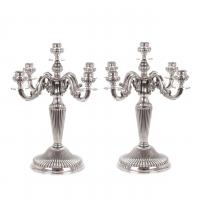 21-PAREJA DE CANDELABROS ESPAÑOLES EN PLATA, MEDIADOS SIGLO XX