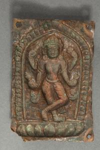 513-ESCUELA CHINA, SIGLO XVIIDeidad adoptando la postura de Krishna y sosteniendo con sus cuatro brazos los atributos de "Vishnú" y "Shiva".