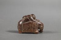 478-ESCUELA CHINA. DINASTÍA QING, DE 1640 A 1914Adorador en la espalda de un elefante llevando una ofrenda.  