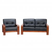 280-En madera de palisandro y asientos y respaldos en cuero.Cintas de goma con la firma "AG Barcelona".Alguna cinta suelta.64 x 147 x 85 cms sofá y 64 x 85,5 x 85 cms sillón.