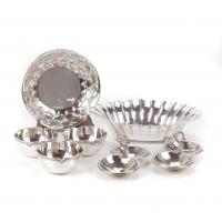 1-Hallmarked by the silversmiths José Amor y Mostany Llopart.948 grs. total.8,5 x 19 x 10,5 cm. appetizer dishes, 8 x 31 x 21,5 cms largest centerpiece; 5,5 cm. high & 11,5 cms diam. finger bowls. 