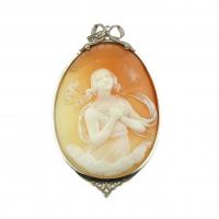 77-Carved shell representing a winged nymph, mounted on yellow gold and platinum, surrounded by rose-cut diamonds.7x4,5 cm. 18,2 gr.
