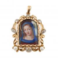 59-Gold and platinum with rose-cut diamonds and two pearls. Central enamel with an image of the Virgin. Engraved back. 3,5x3 cm. 10,2 gr.